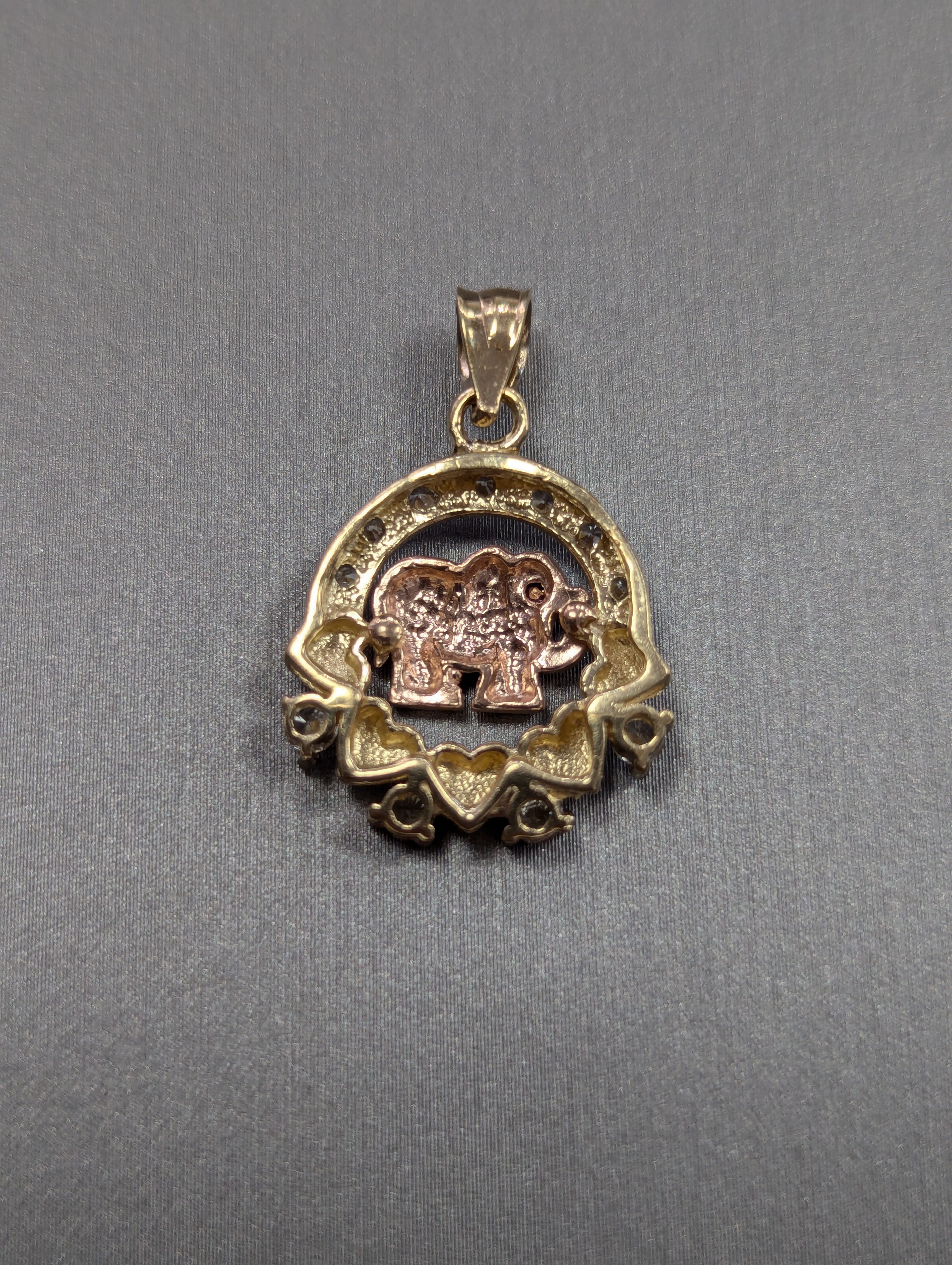 Colgante de corazón de elefante tricolor de 14K