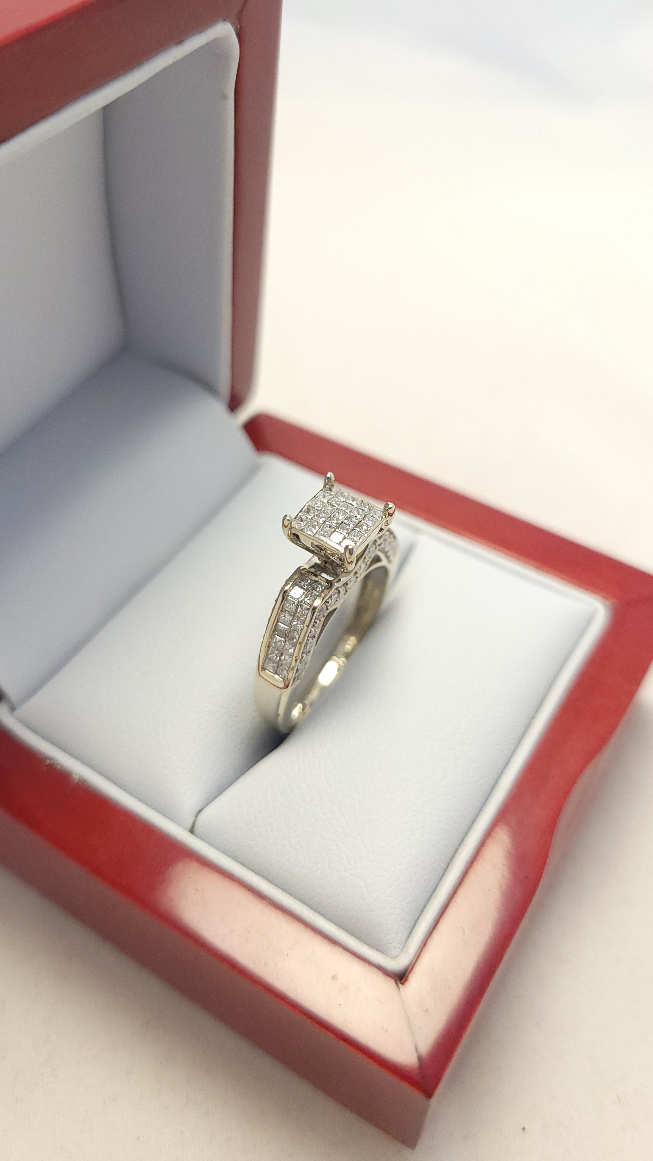 Anillo de diamante cuadrado de oro blanco de 14K