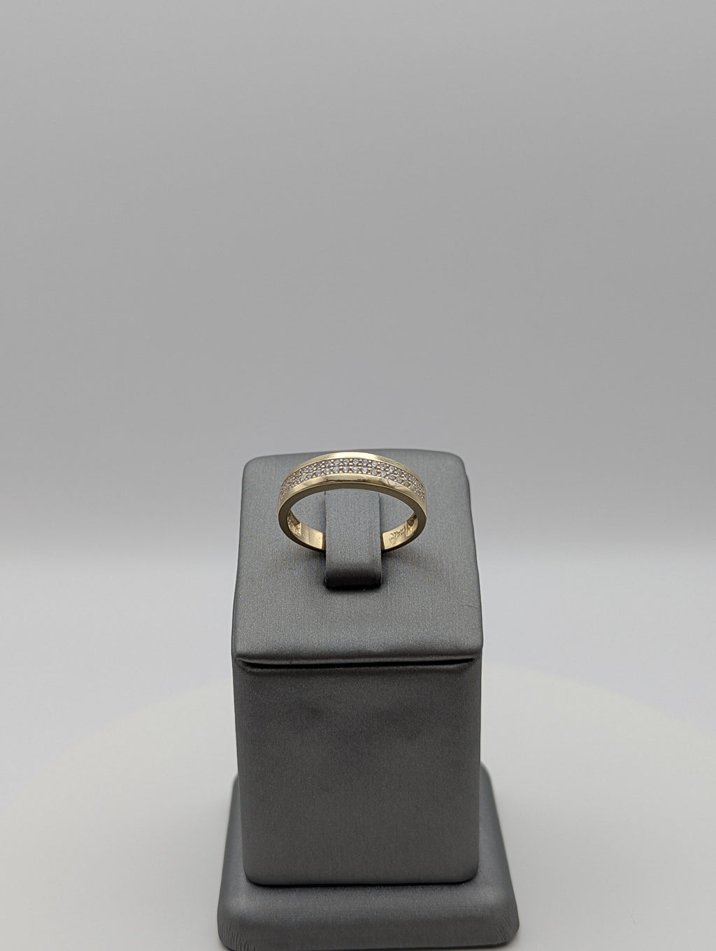 Anillo de boda en oro amarillo de 14K con circonitas