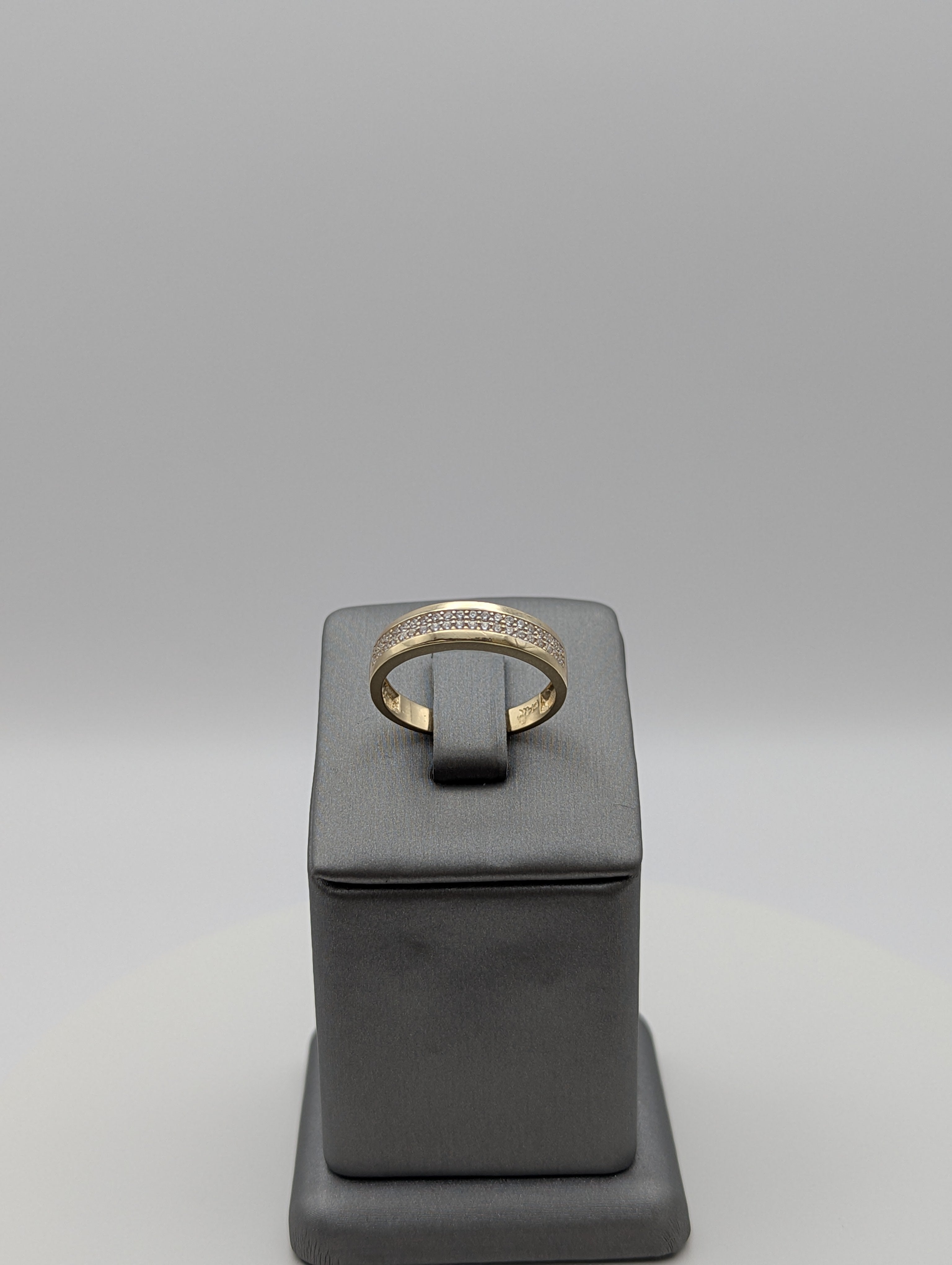 Anillo de boda en oro amarillo de 14K con circonitas