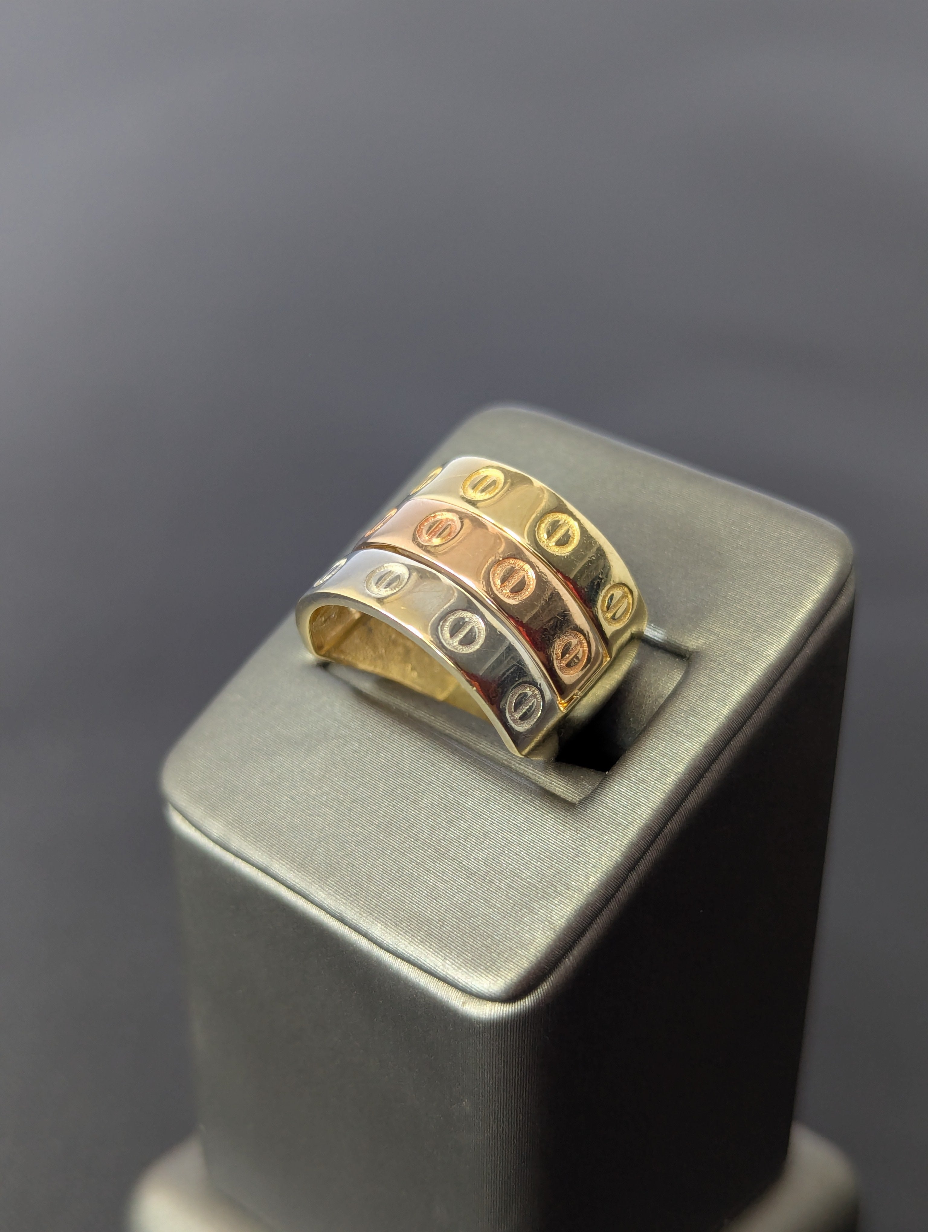 Anillo Cartier tricolor de 14K