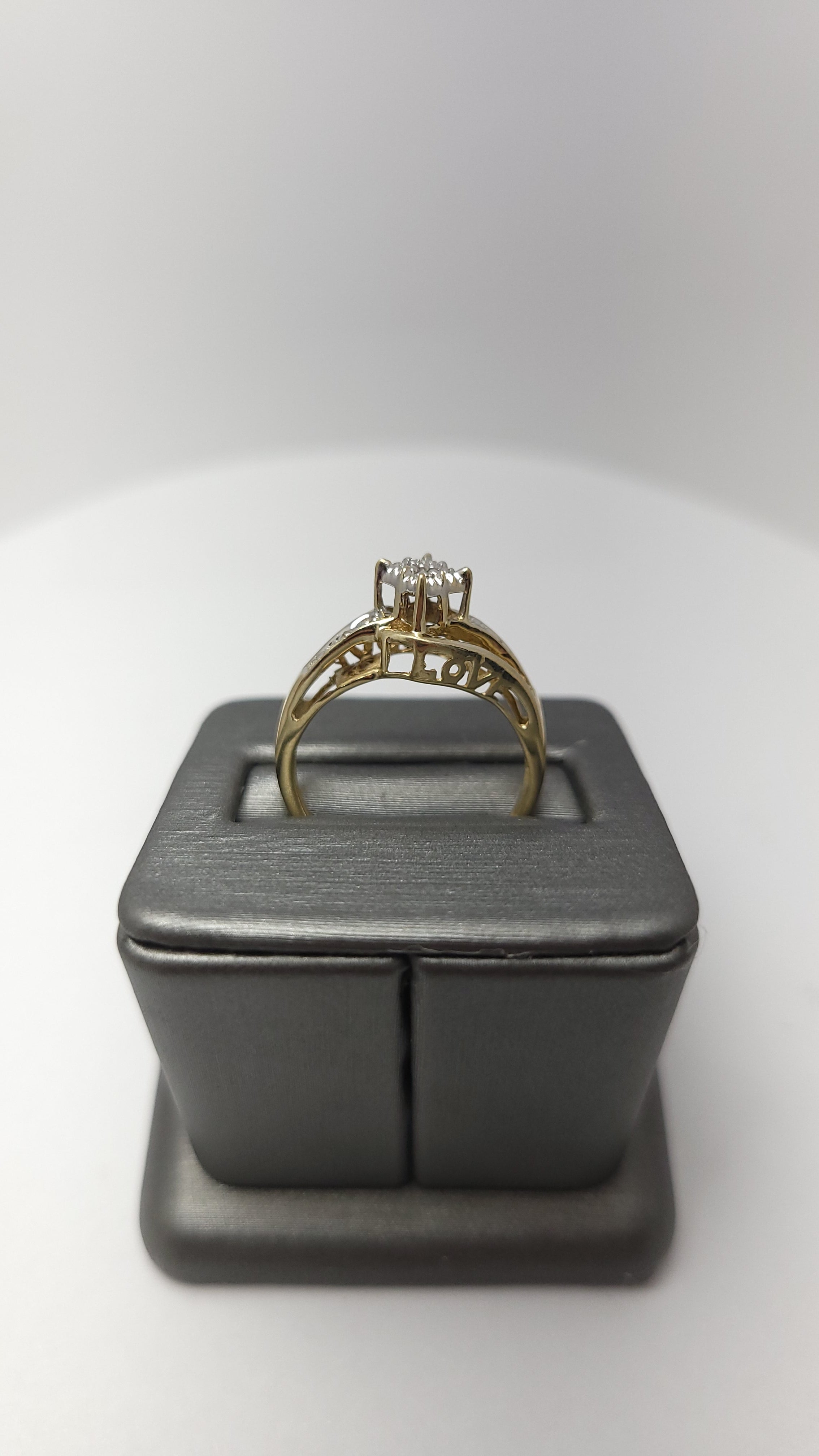 Anillo de Diamantes de Fantasía de 10K con la palabra "Love"