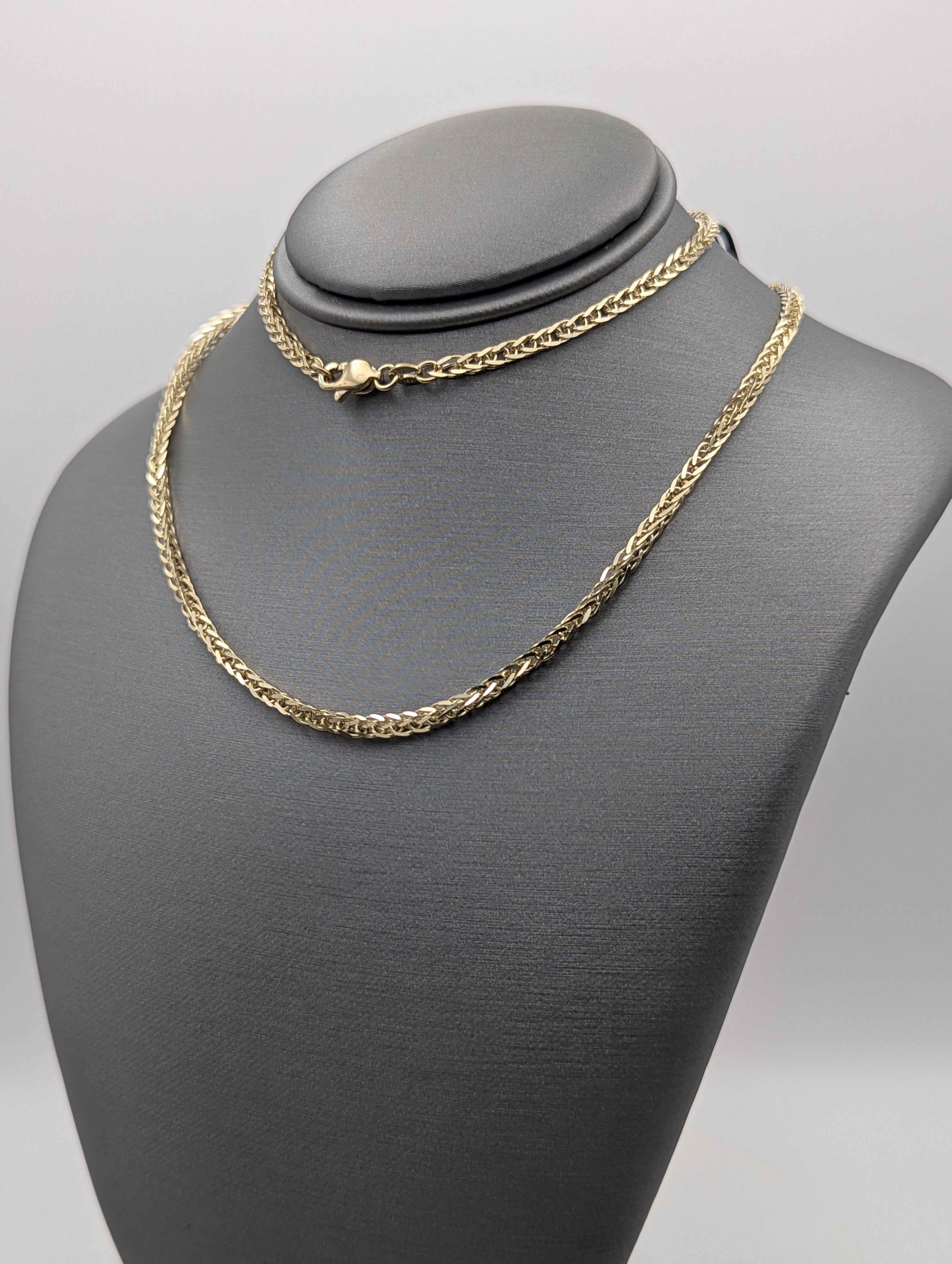 Cadena de eslabones cuadrados de trigo en oro amarillo de 14K