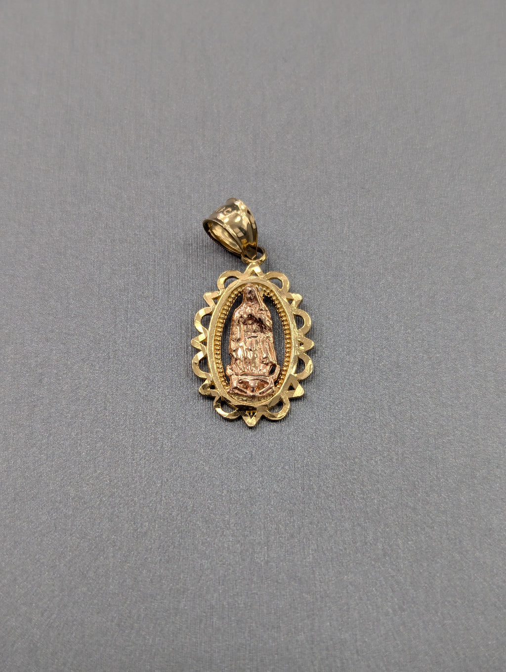 Colgante de la Virgen María bicolor de 14K