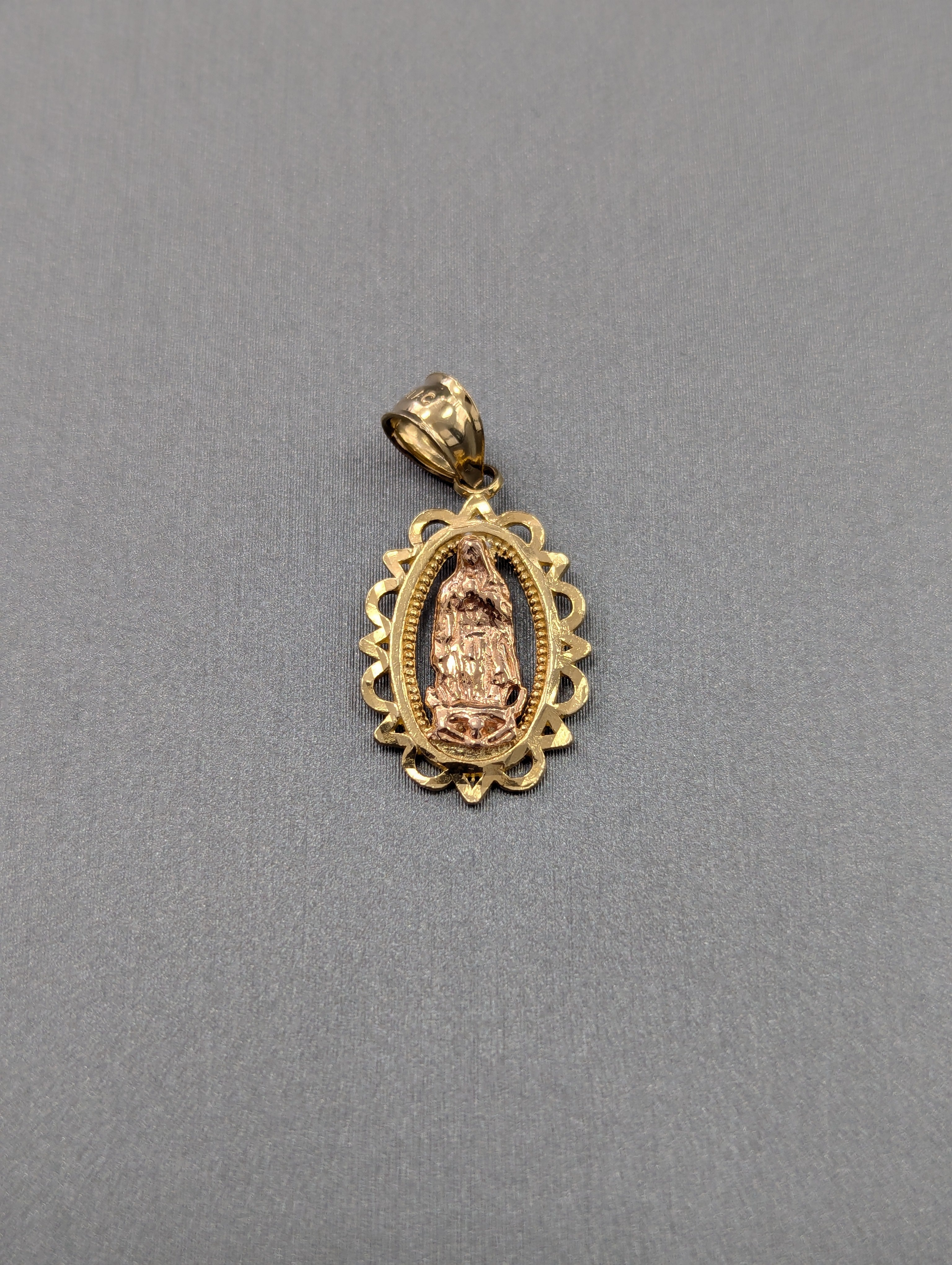Colgante de la Virgen María bicolor de 14K
