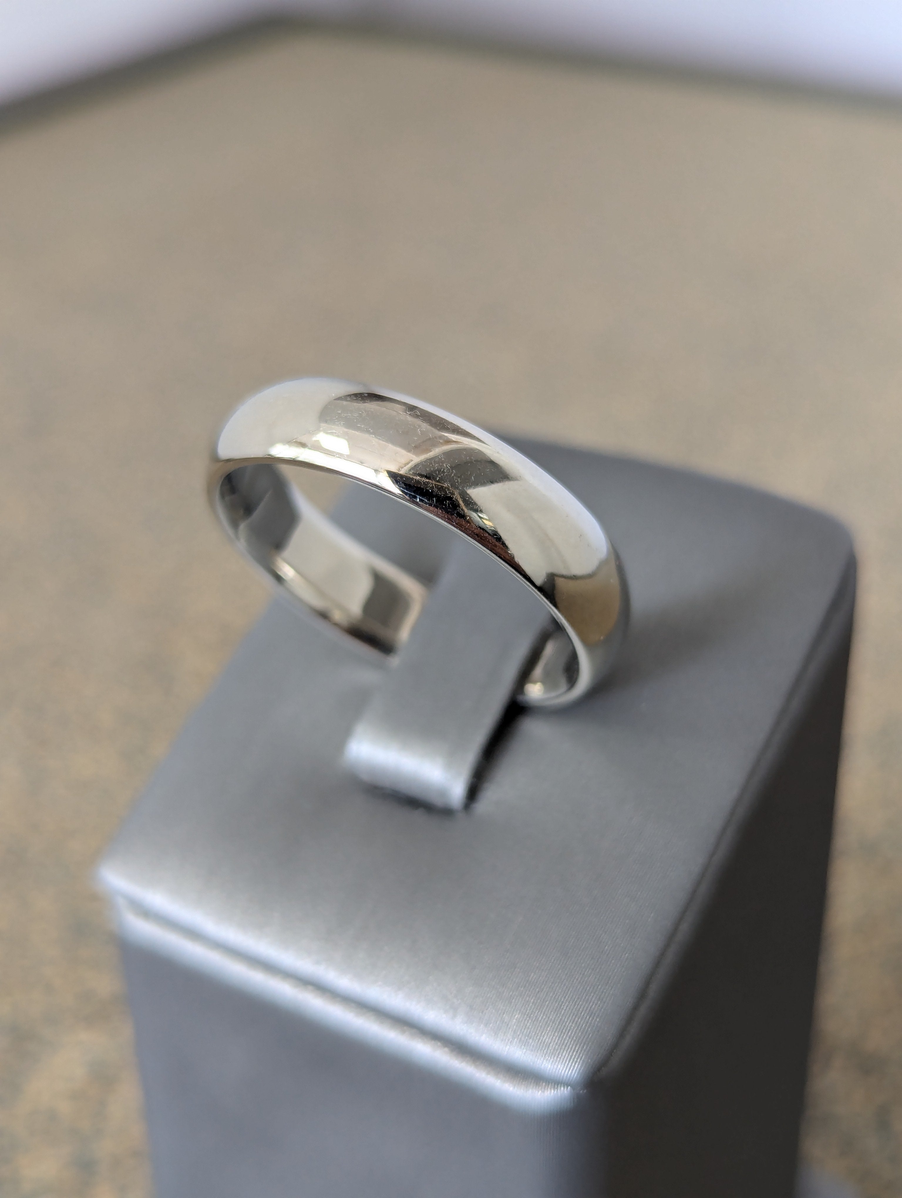 Anillo de boda de oro blanco de 14 quilates