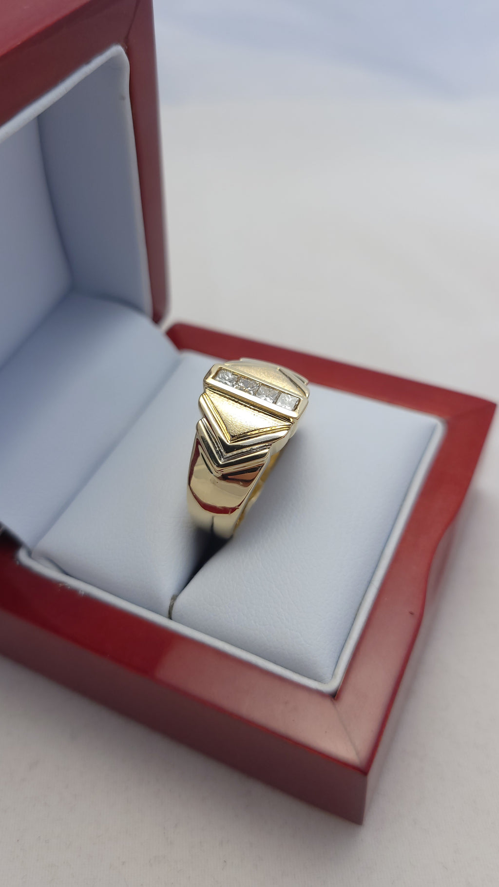 Anillo de oro amarillo de 14 quilates con diamantes