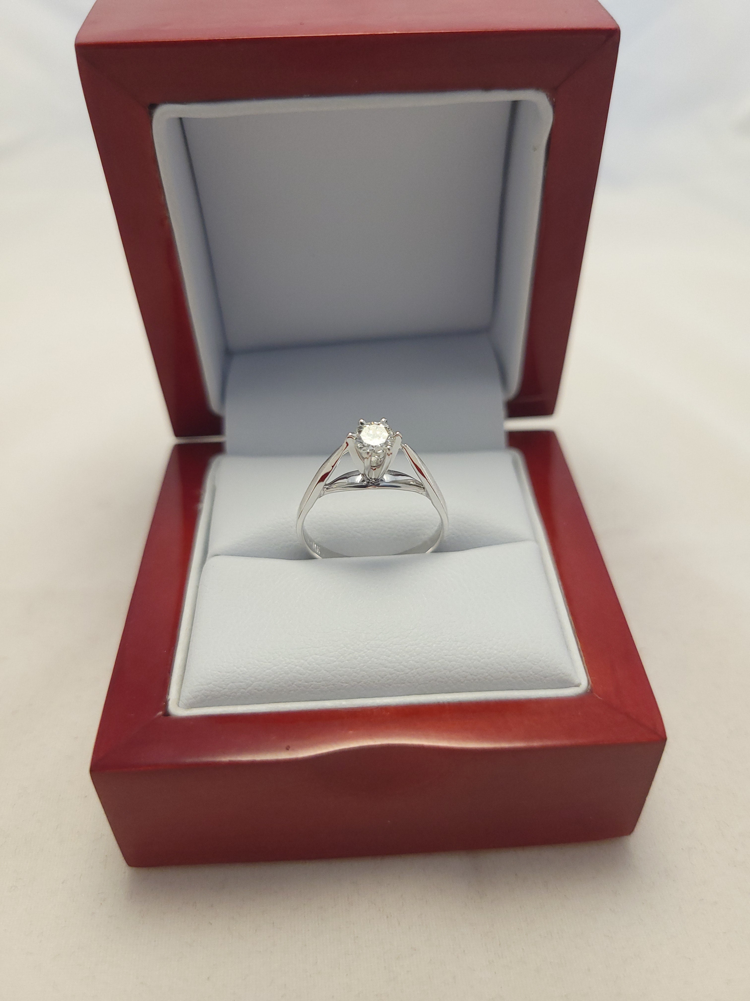 Anillo solitario de oro blanco de 14 quilates