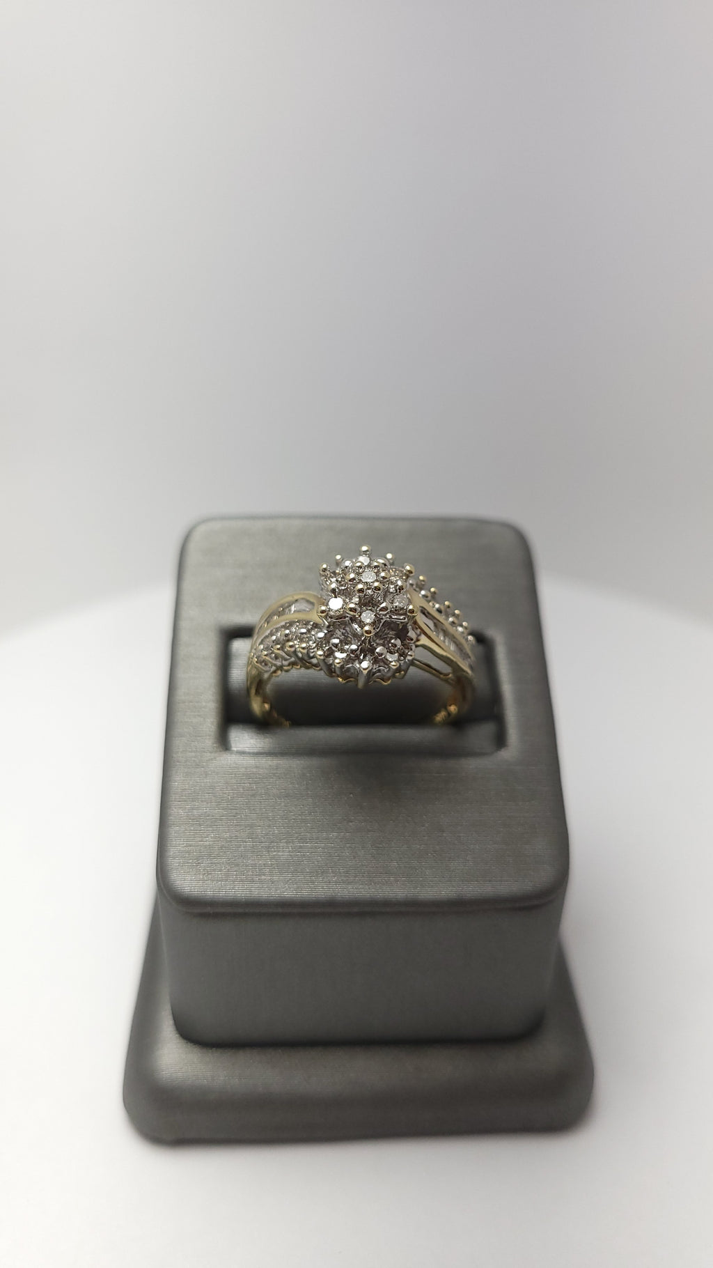 Anillo de racimo de diamantes de oro amarillo de 10K