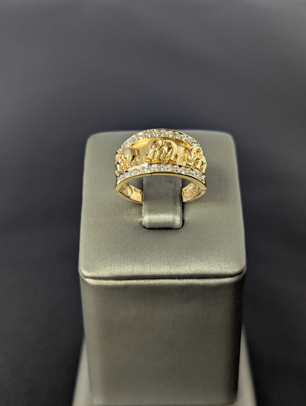Anillo de tres elefantes en oro amarillo de 14K con circonitas cúbicas