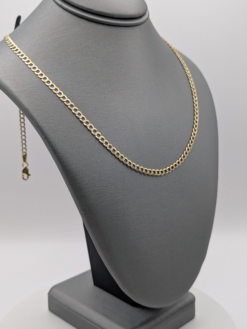 Cadena de eslabones tipo "curb" con corte diamante de oro amarillo de 14K