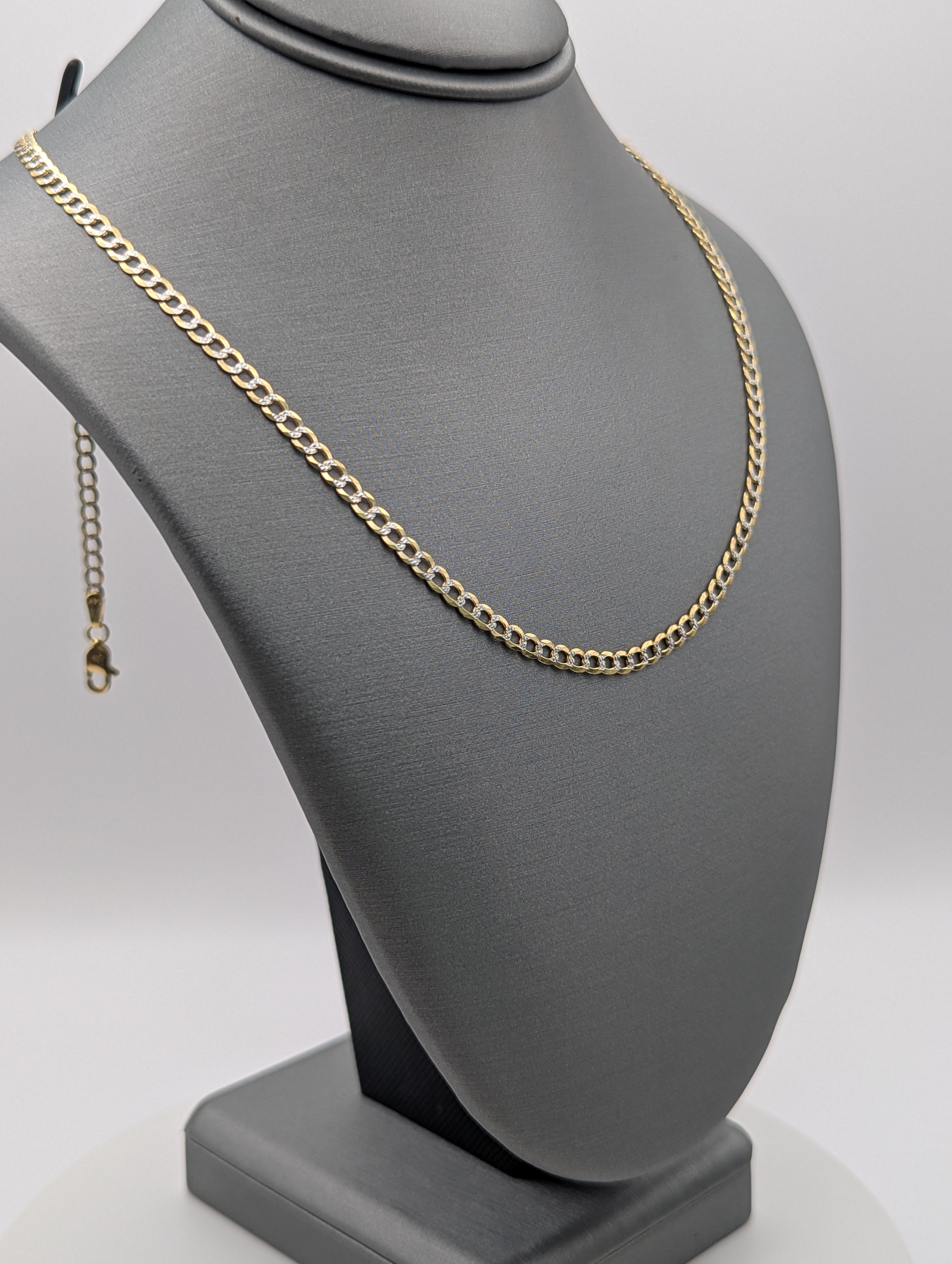Cadena de eslabones tipo "curb" con corte diamante de oro amarillo de 14K