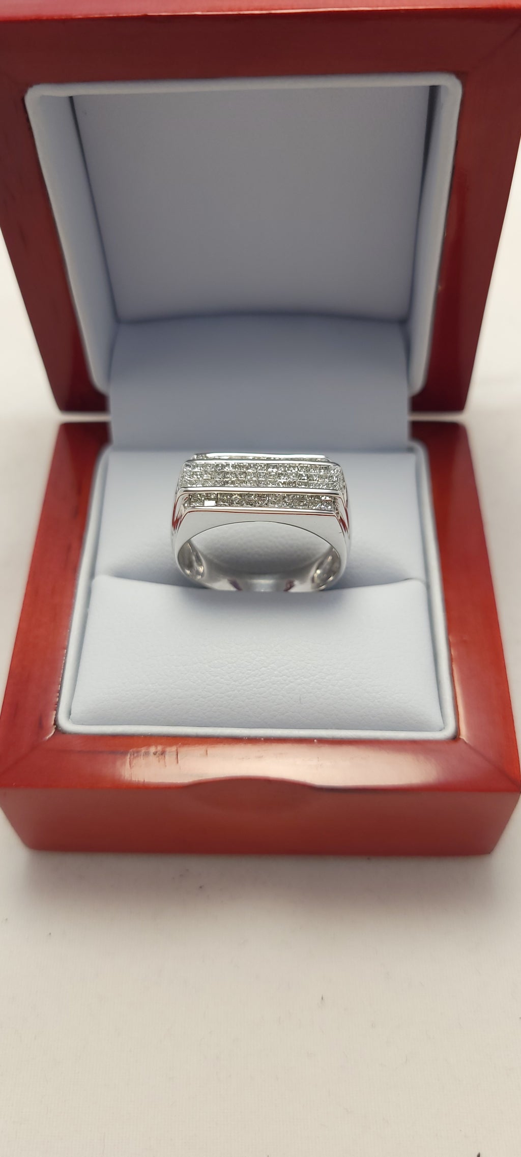 Anillo de oro blanco de 14K con diamantes engastados en carril