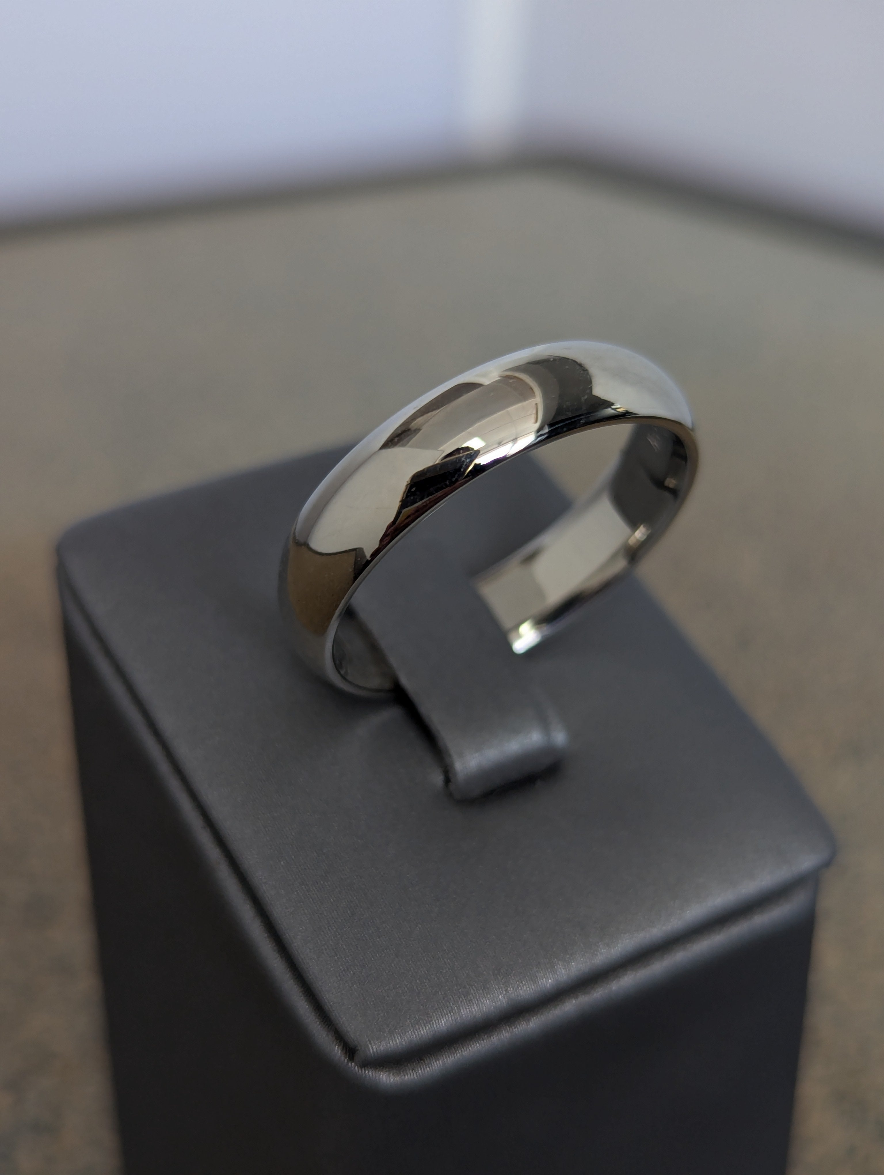 Anillo de boda de oro blanco de 14 quilates