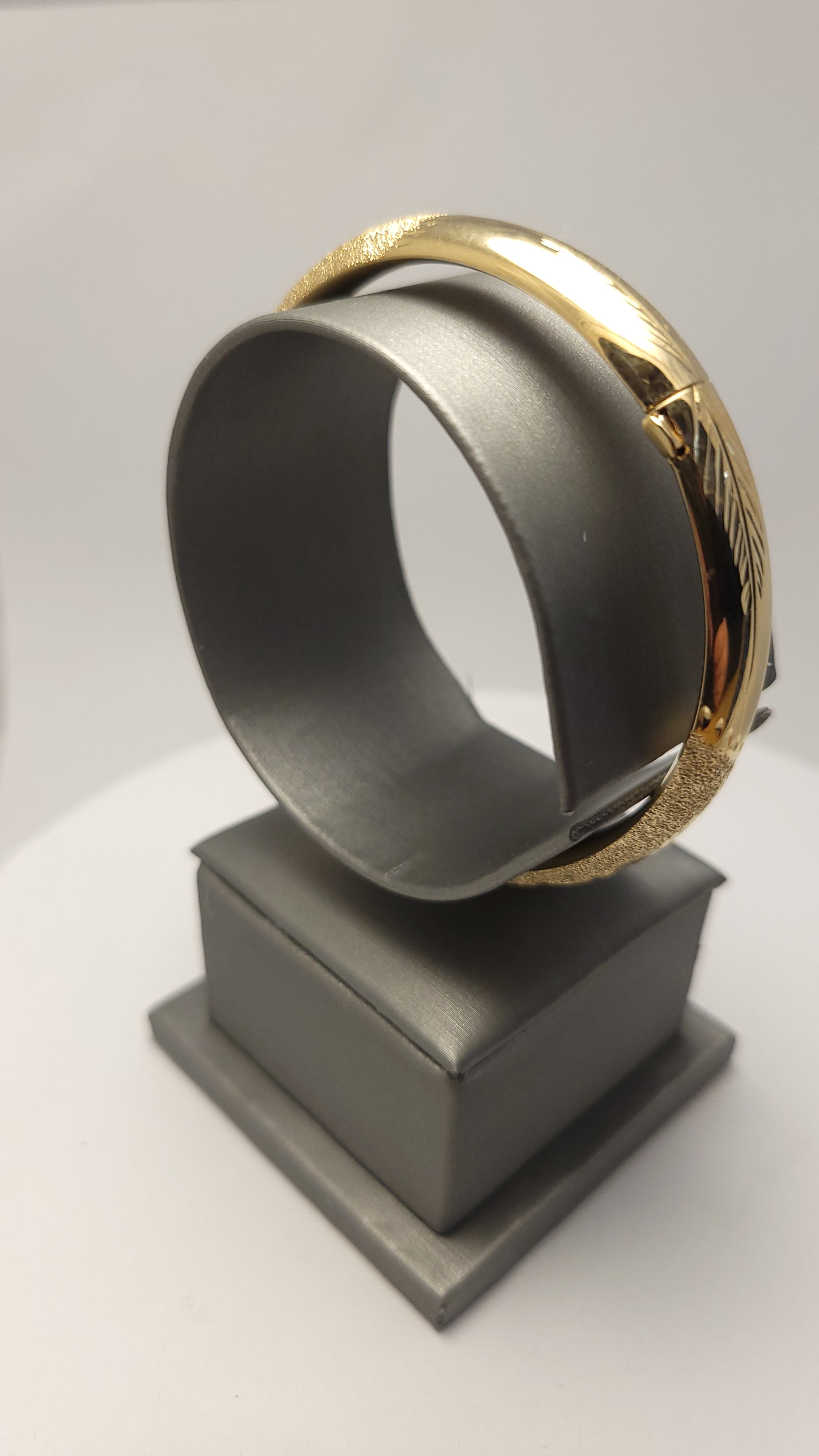 14K YG Textured Bangle