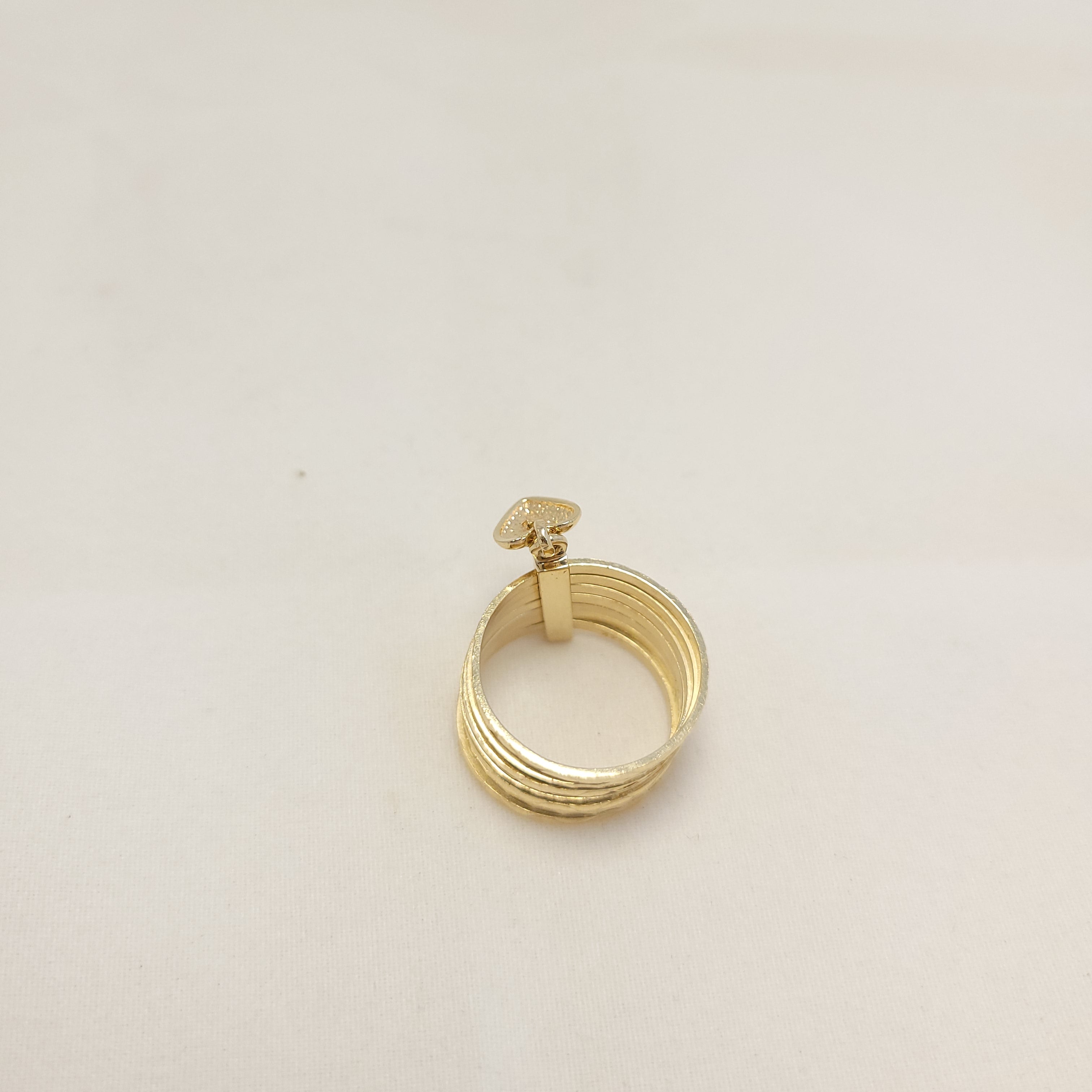 Anillo multi-corazones colgantes de oro amarillo de 14K