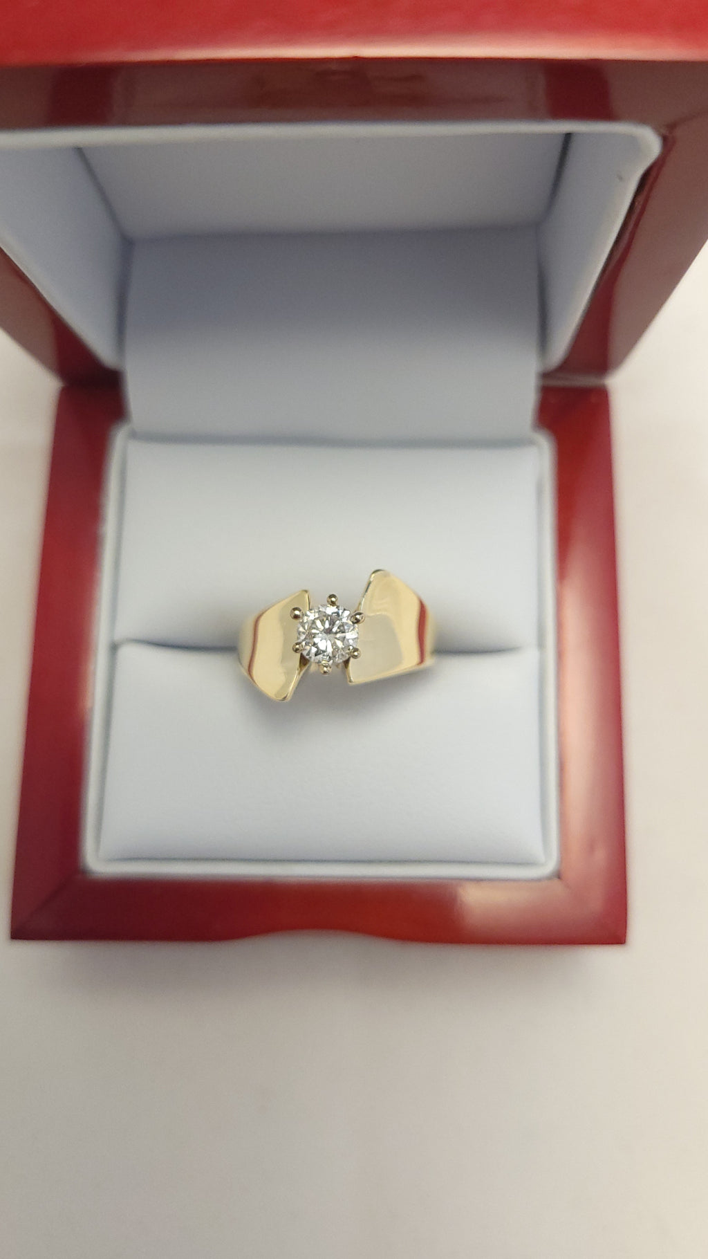 Anillo solitario de diamante de oro amarillo de 14K