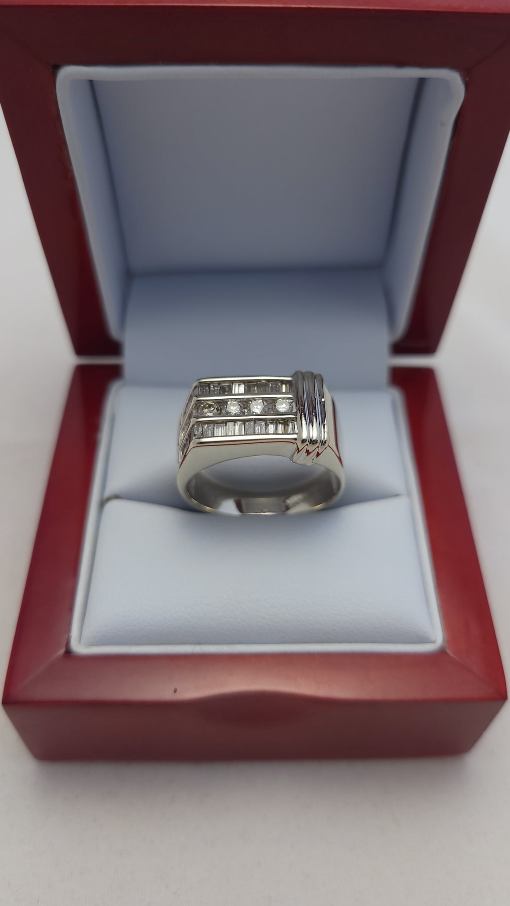 Anillo de oro blanco de 14k con diamantes
