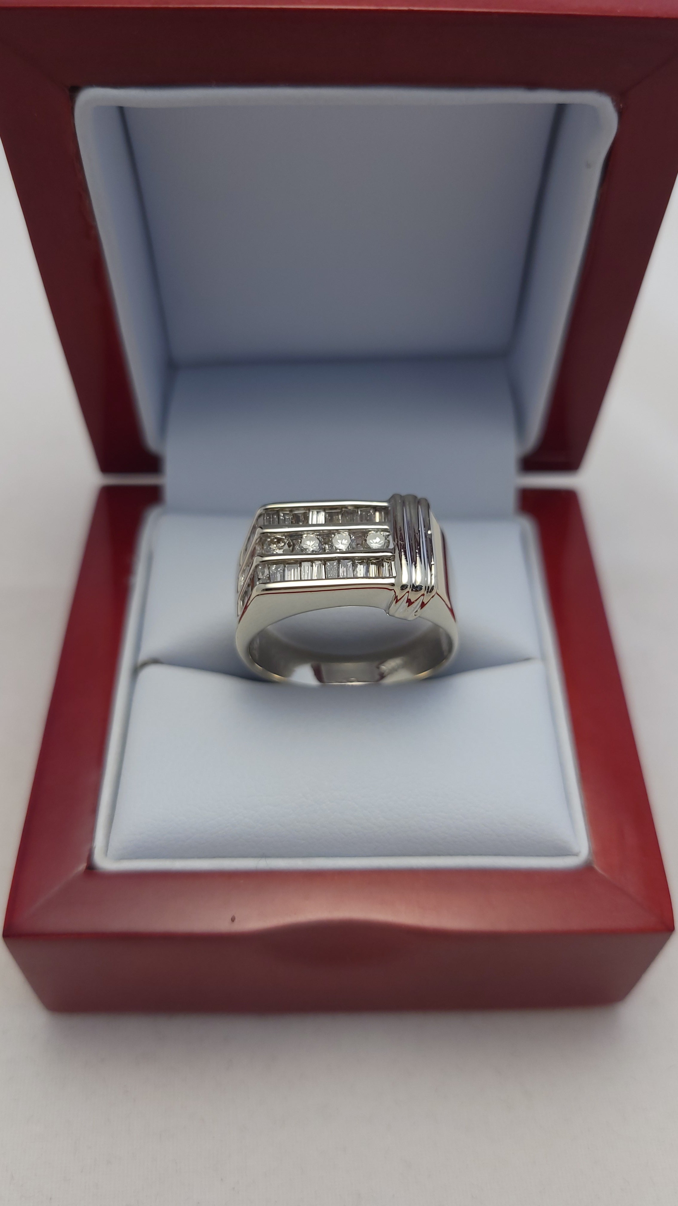 Anillo de oro blanco de 14k con diamantes