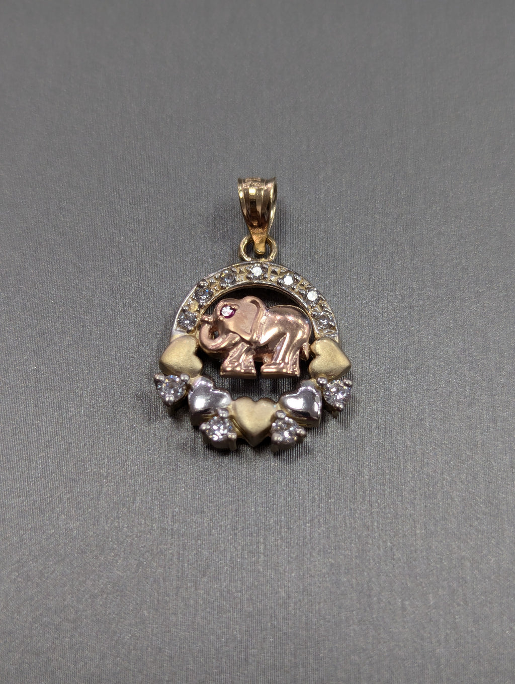 Colgante de corazón de elefante tricolor de 14K
