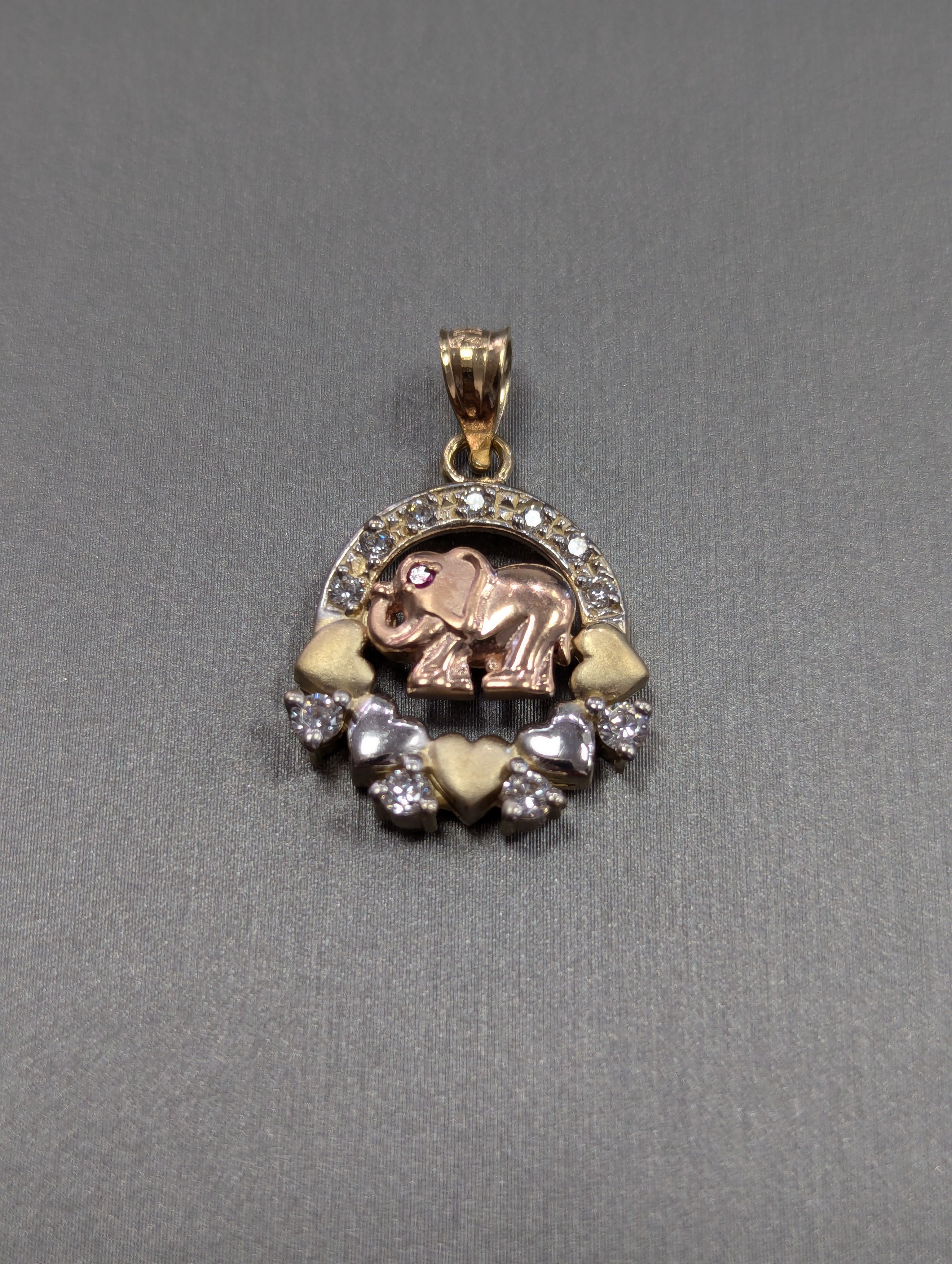 Colgante de corazón de elefante tricolor de 14K