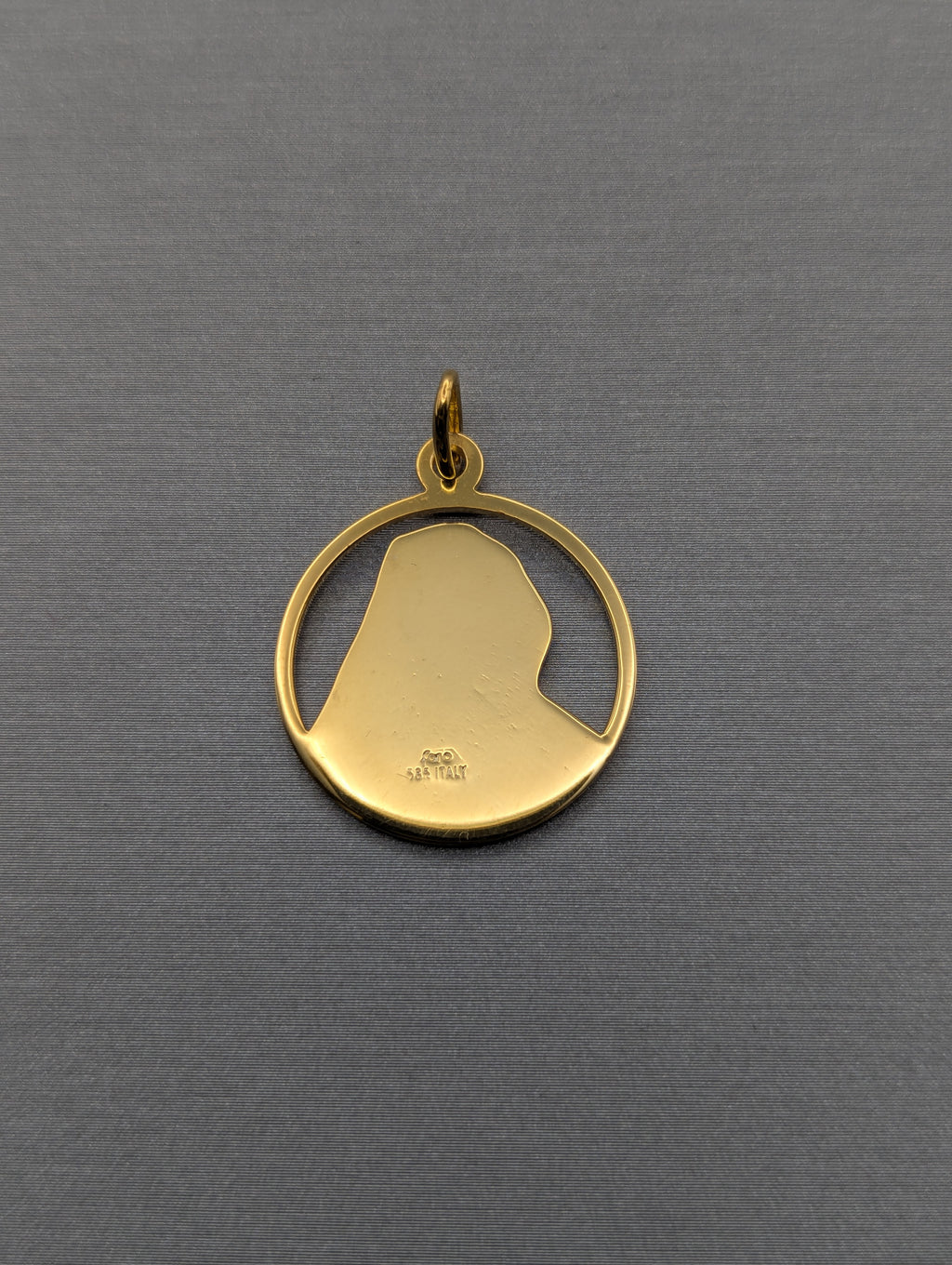 Colgante de 14K en oro amarillo con la cabeza de María