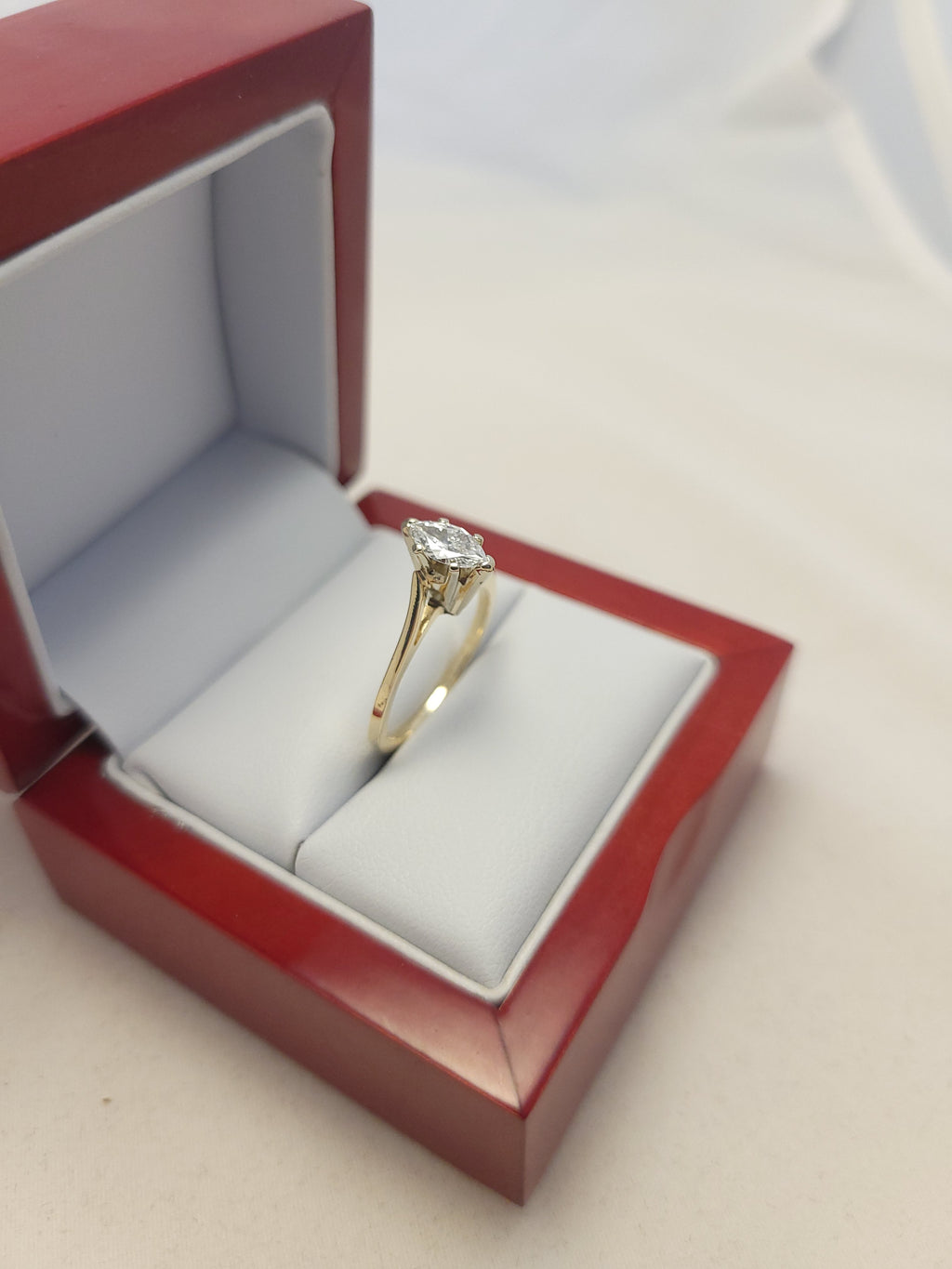 Anillo solitario de diamante marquesa de oro amarillo de 14K