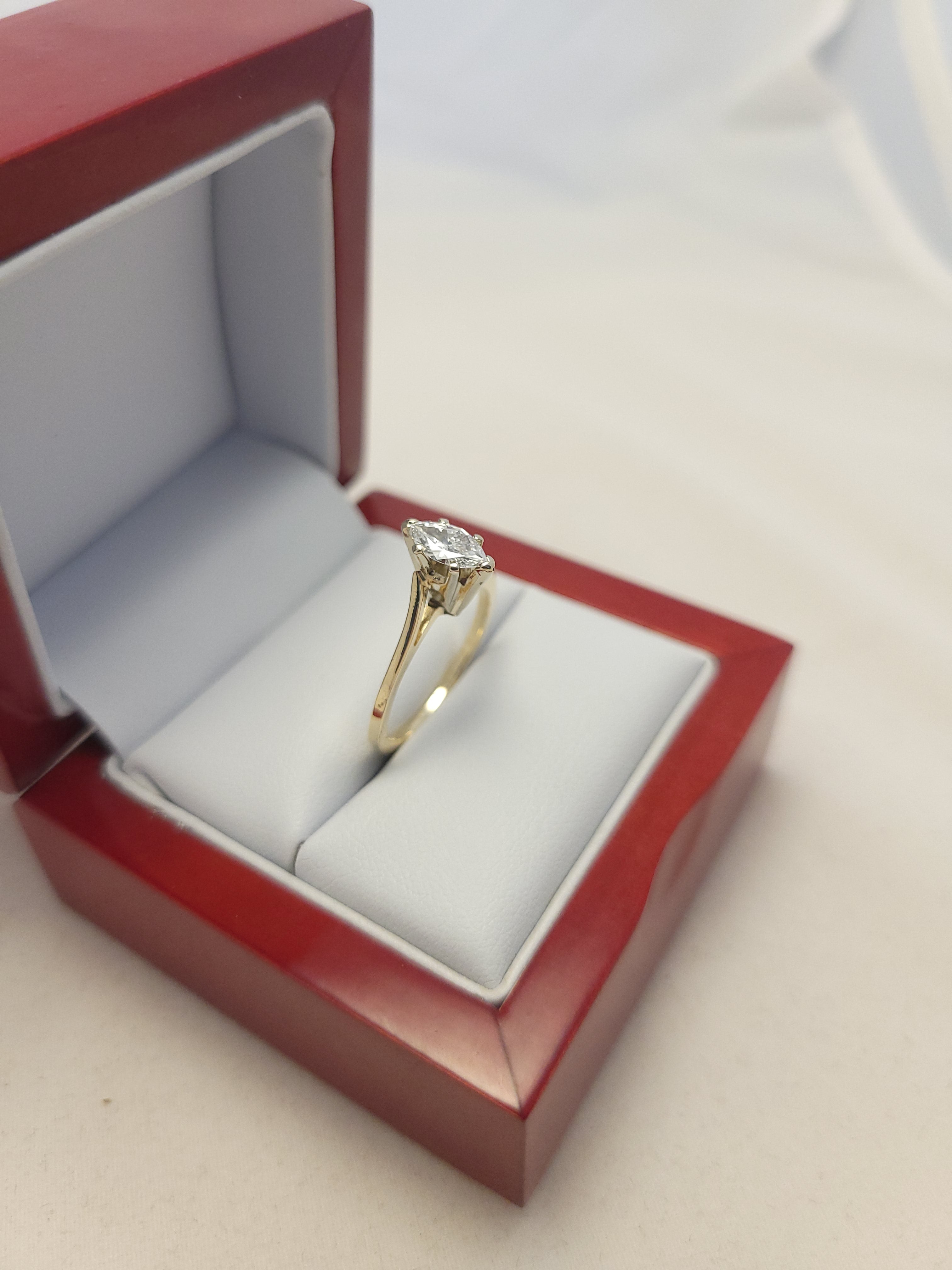 Anillo solitario de diamante marquesa de oro amarillo de 14K