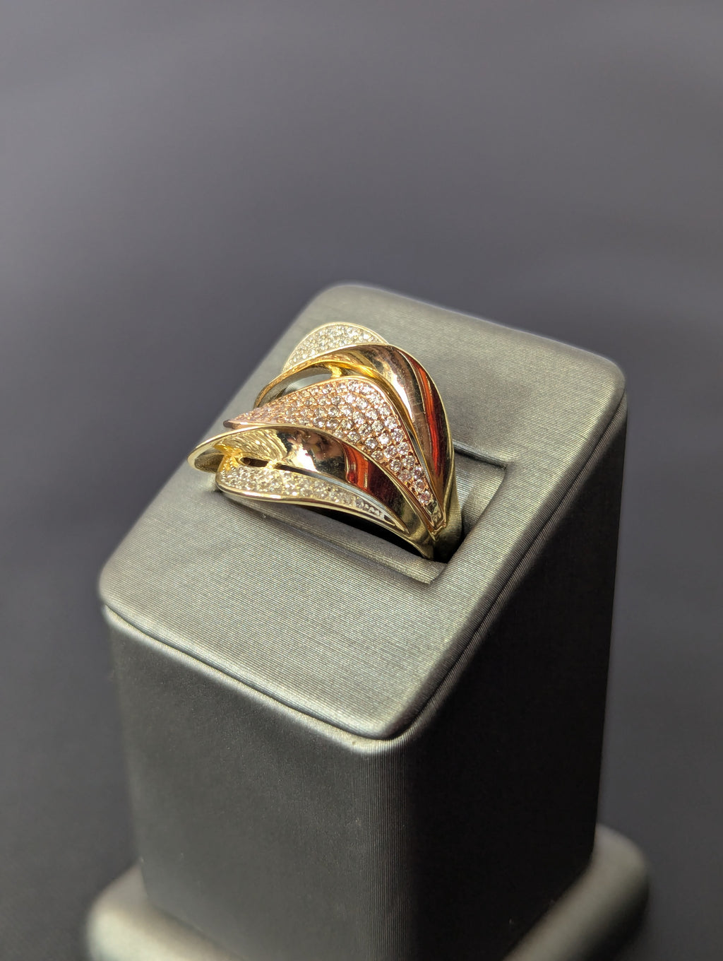 Anillo ondulado de circonitas de oro amarillo/rosa de 14K