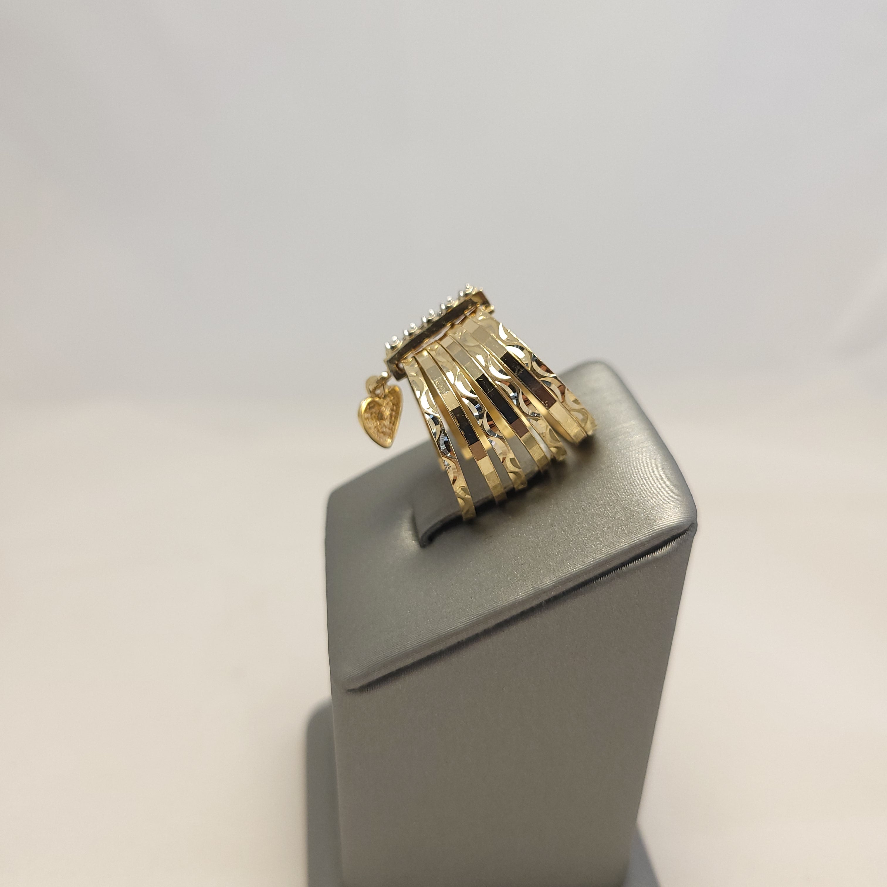 Anillo multi-corazones colgantes de oro amarillo de 14K