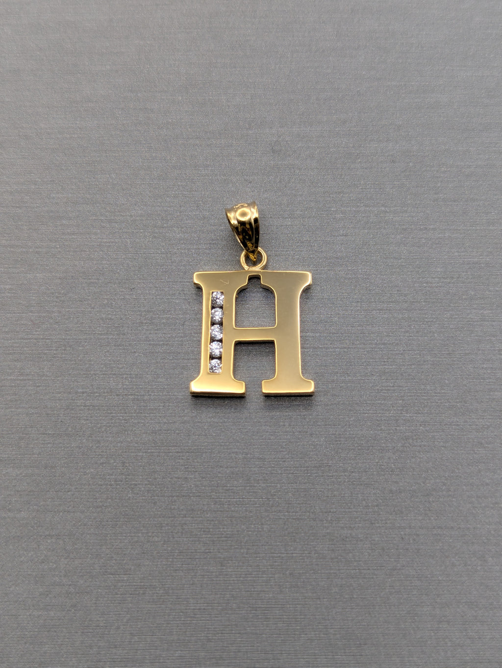 Colgante con letra "H" de oro amarillo de 14K y circonitas cúbicas