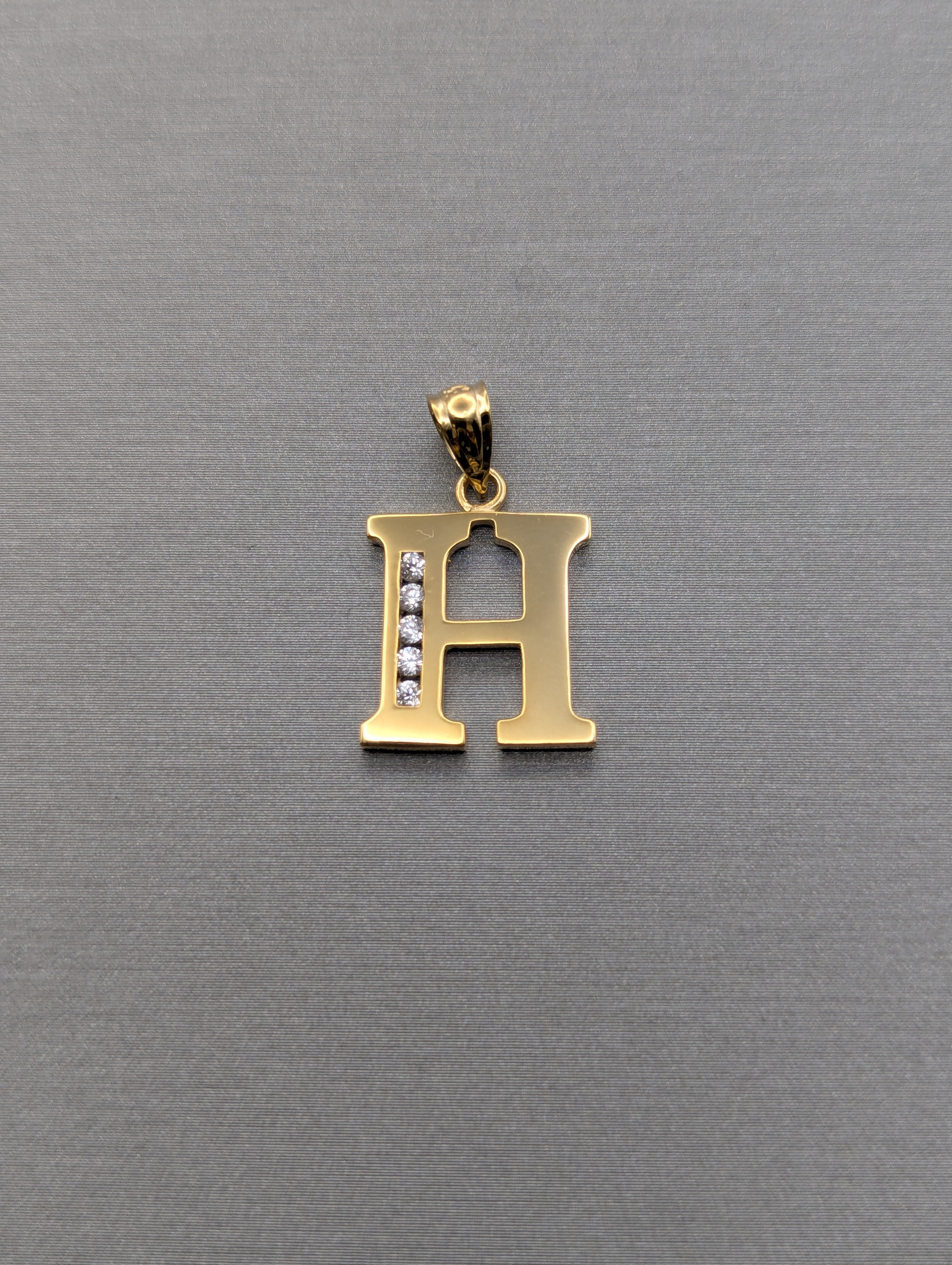Colgante con letra "H" de oro amarillo de 14K y circonitas cúbicas