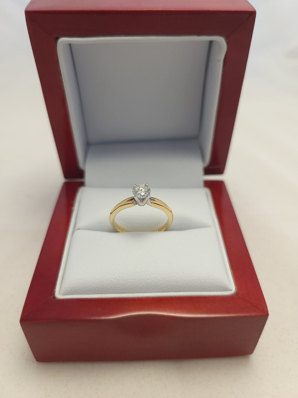 Anillo solitario de diamante de oro amarillo de 14K