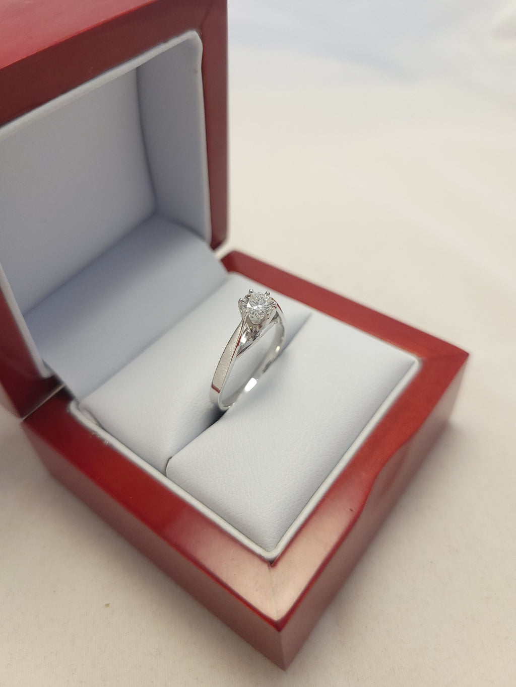 Anillo solitario de oro blanco de 14 quilates