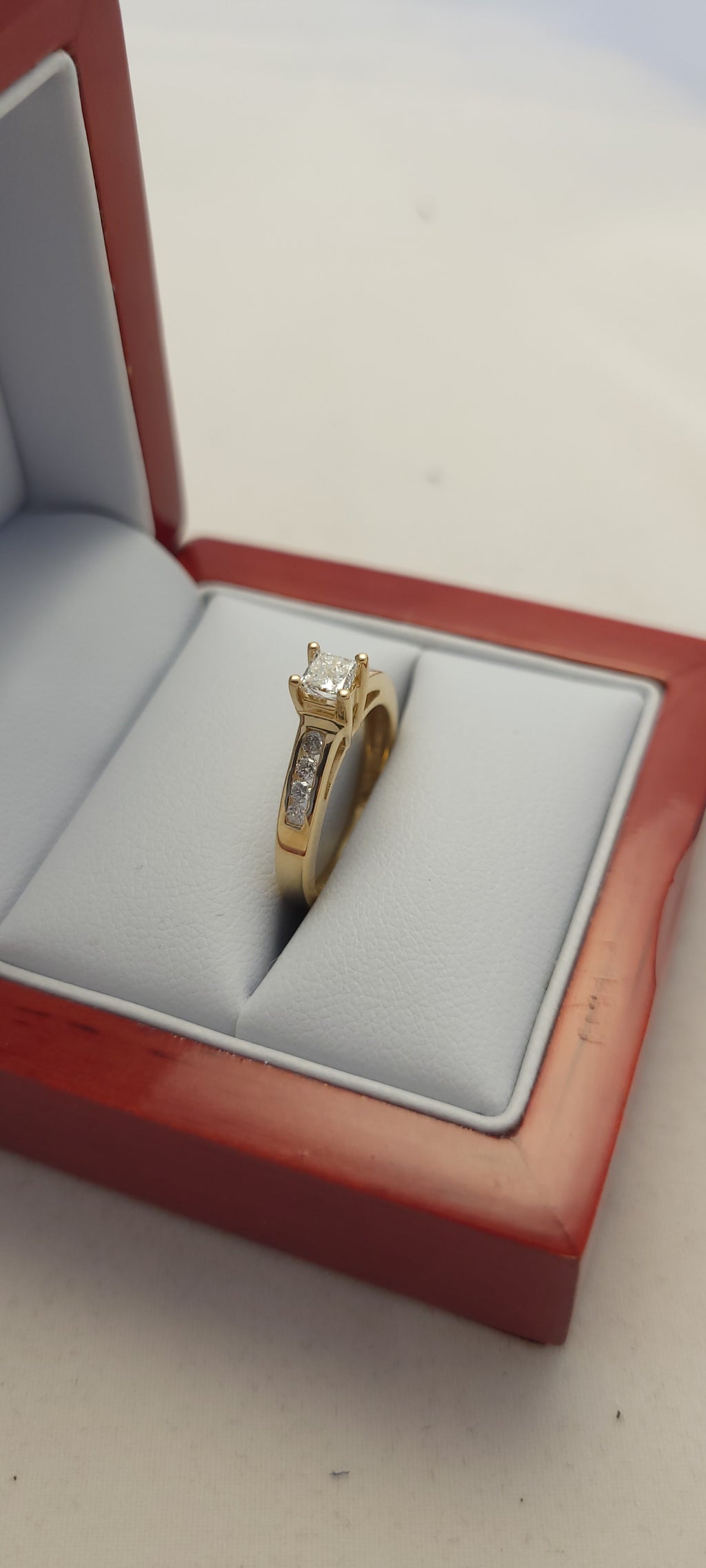 Anillo de Oro Amarillo de 14K con Diamante Talla Princesa