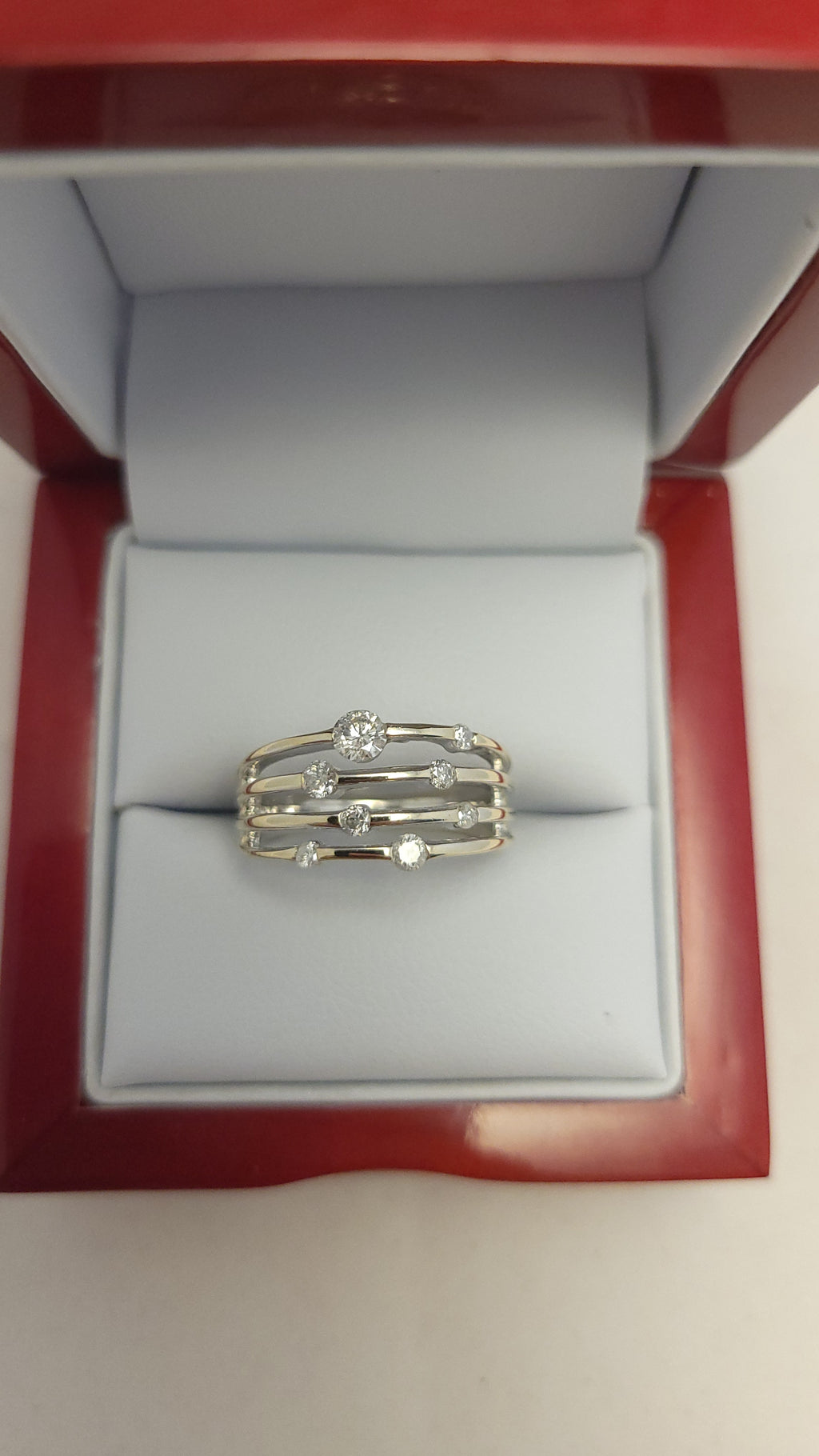 Anillo de banda de cuatro hileras de diamantes en oro blanco de 14K
