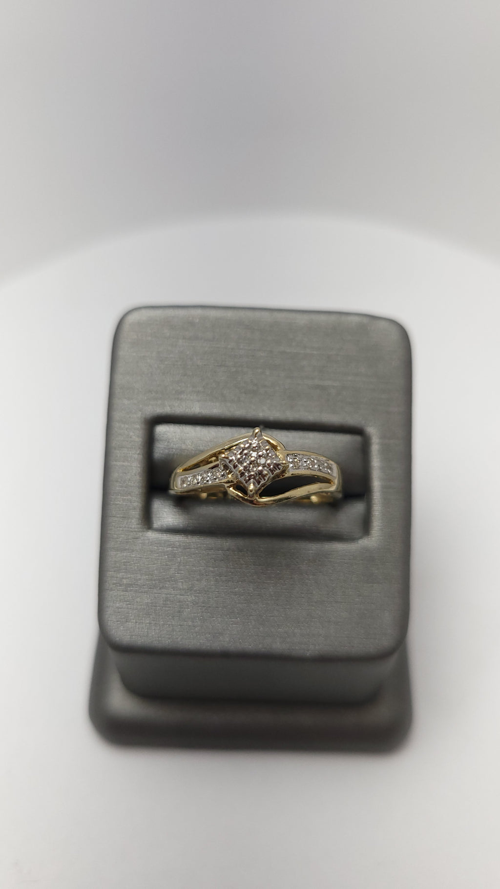 Anillo de Diamantes de Fantasía de 10K con la palabra "Love"