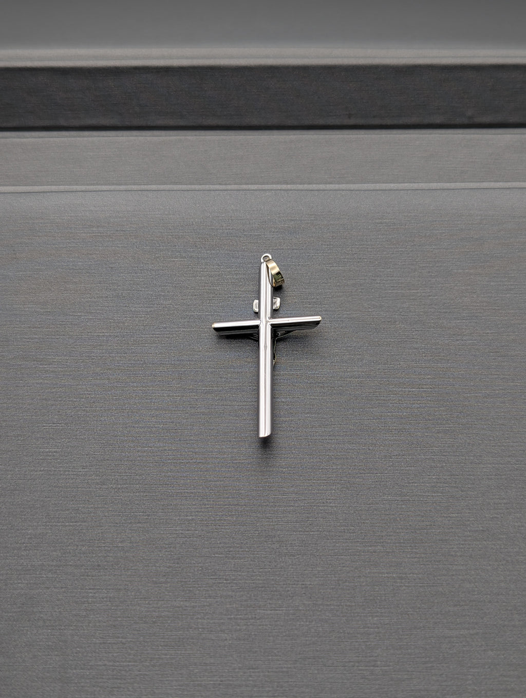 Colgante de Crucifijo de Oro Blanco/Amarillo de 14K