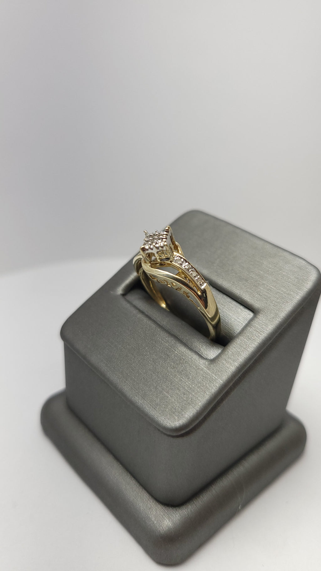 Anillo de Diamantes de Fantasía de 10K con la palabra "Love"