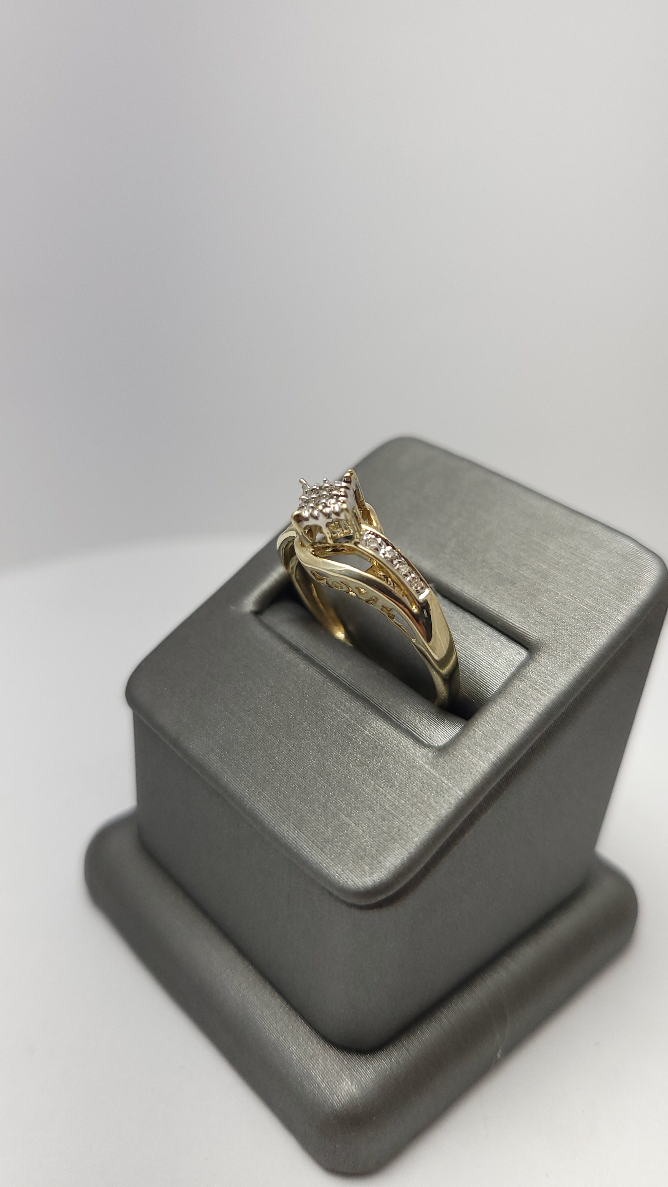 Anillo de Diamantes de Fantasía de 10K con la palabra "Love"