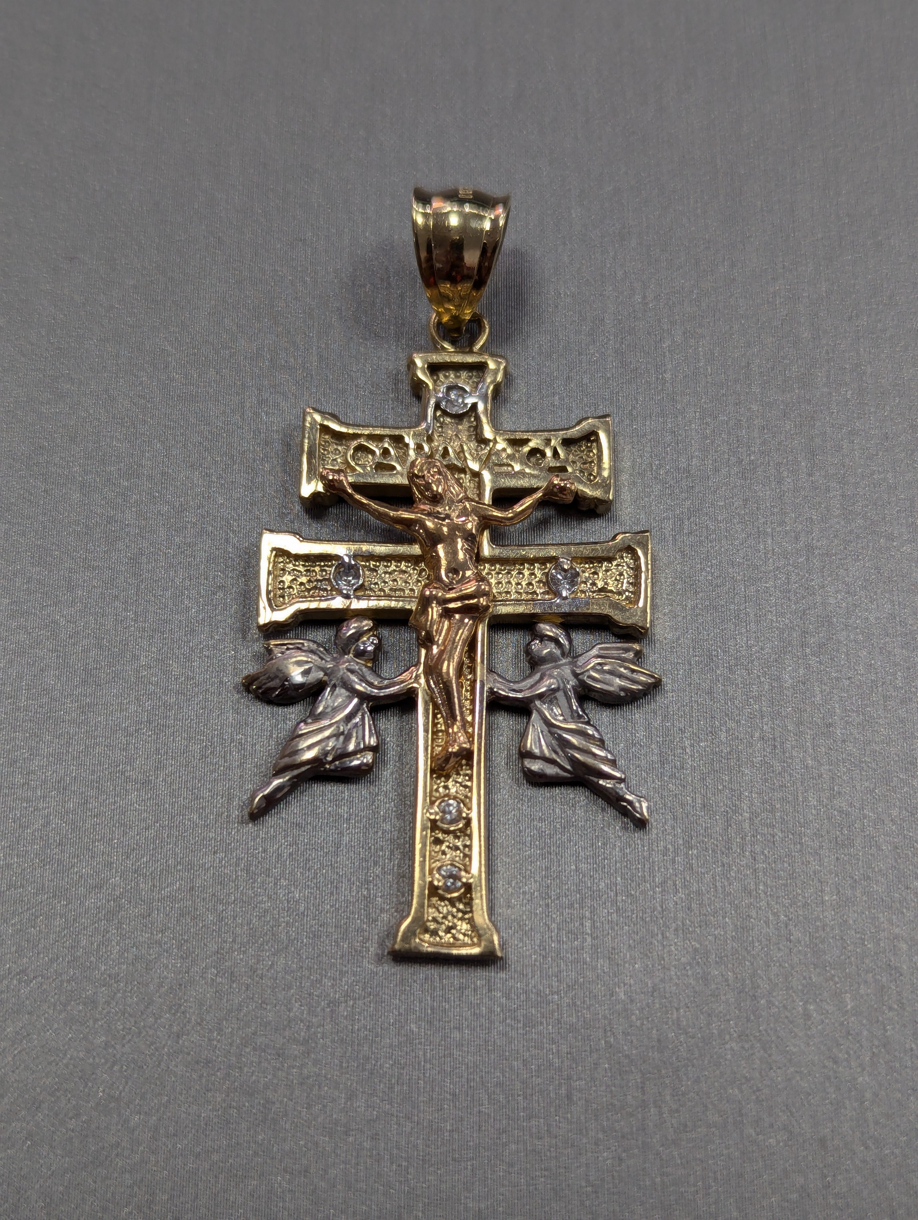 Dije Crucifijo Ángeles Tricolor de 14K