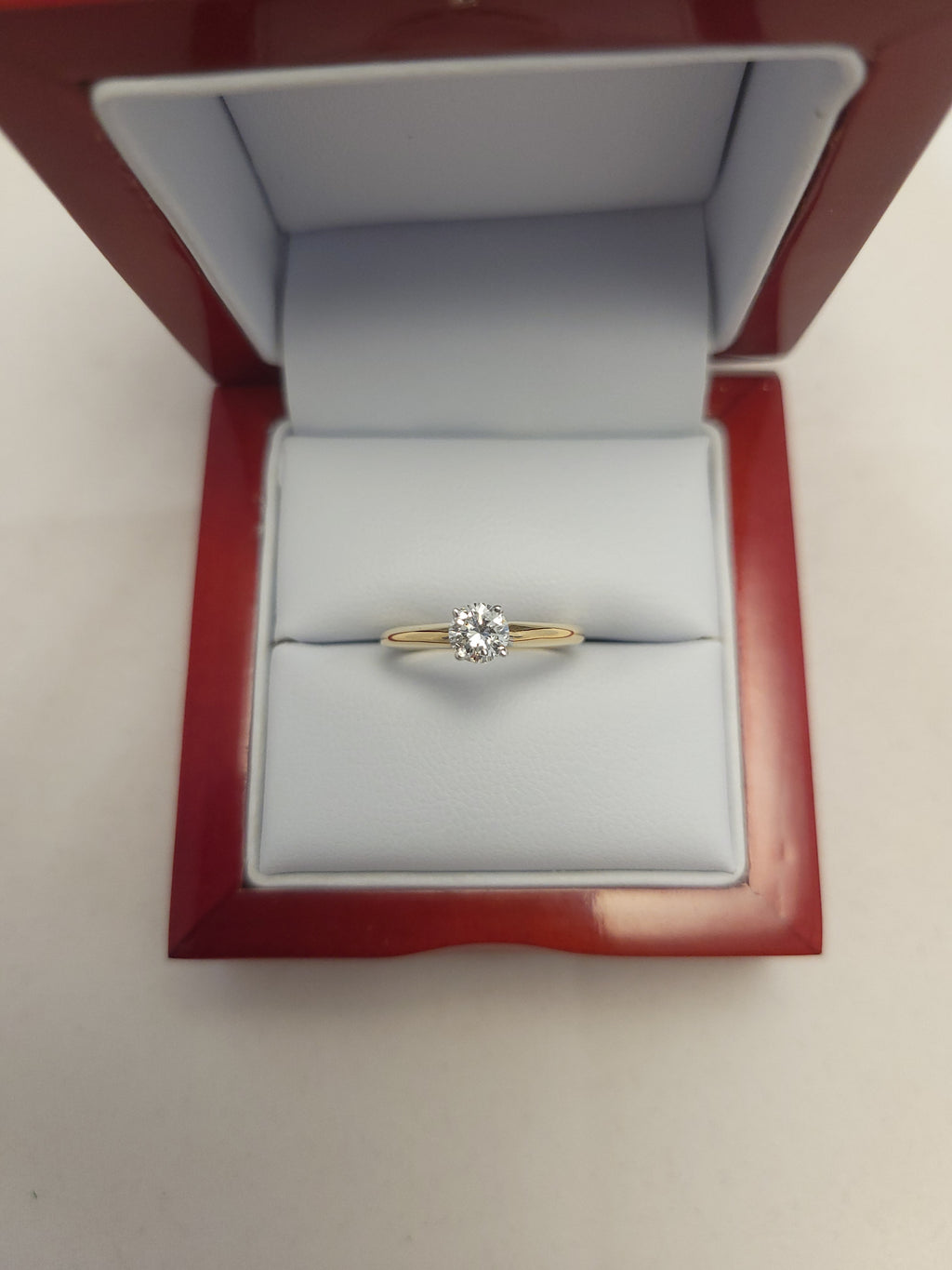 Anillo solitario de diamante de oro amarillo de 14K