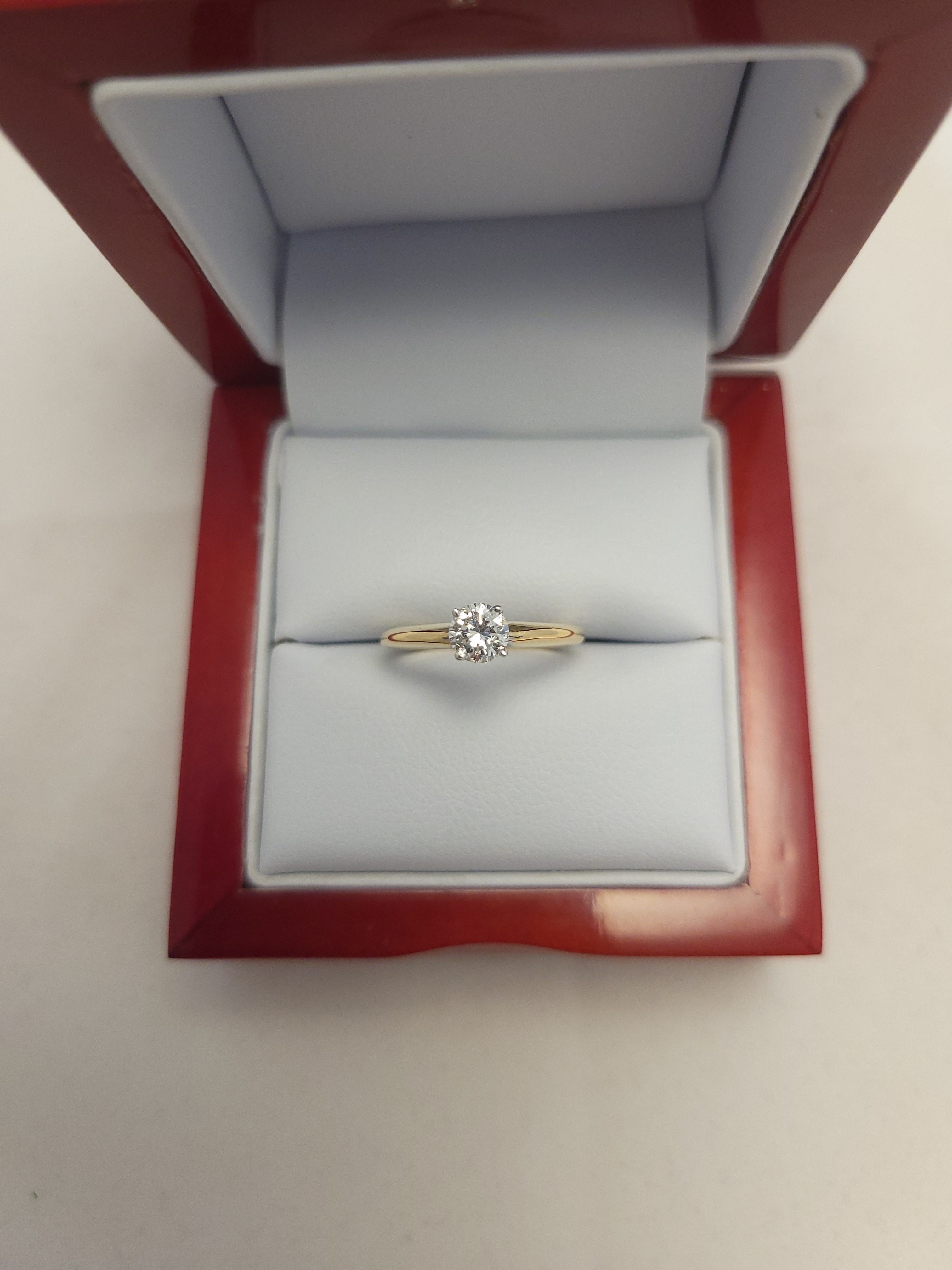 Anillo solitario de diamante de oro amarillo de 14K