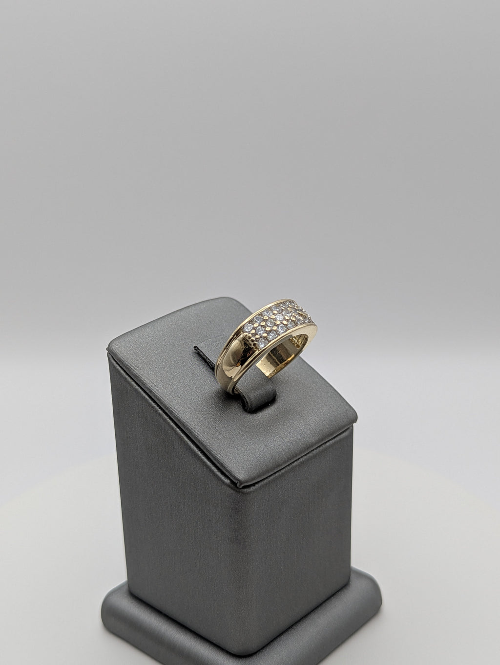 Alianza de boda de oro amarillo de 14K con circonitas