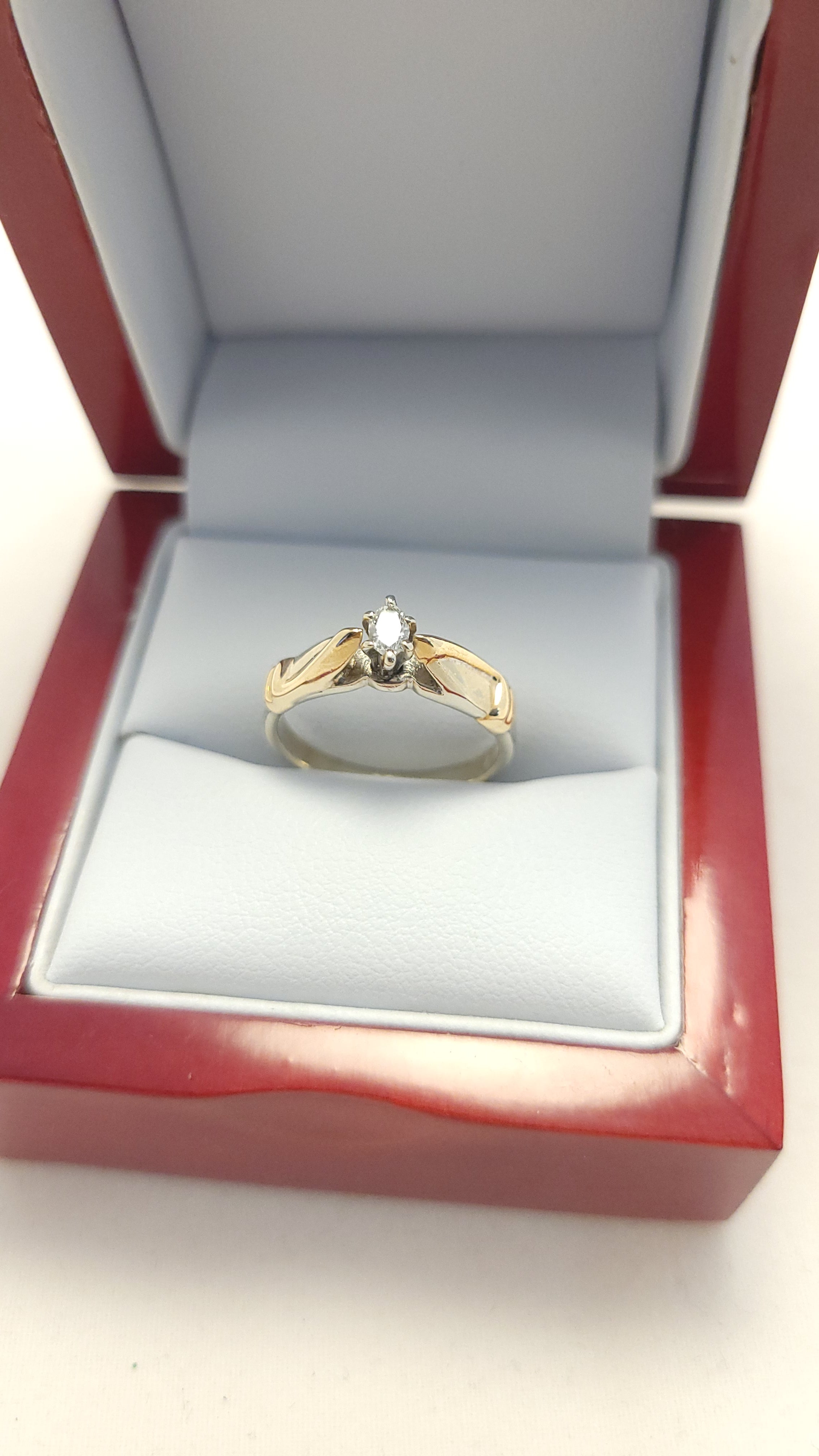 Anillo solitario de marquesa en oro amarillo de 14K