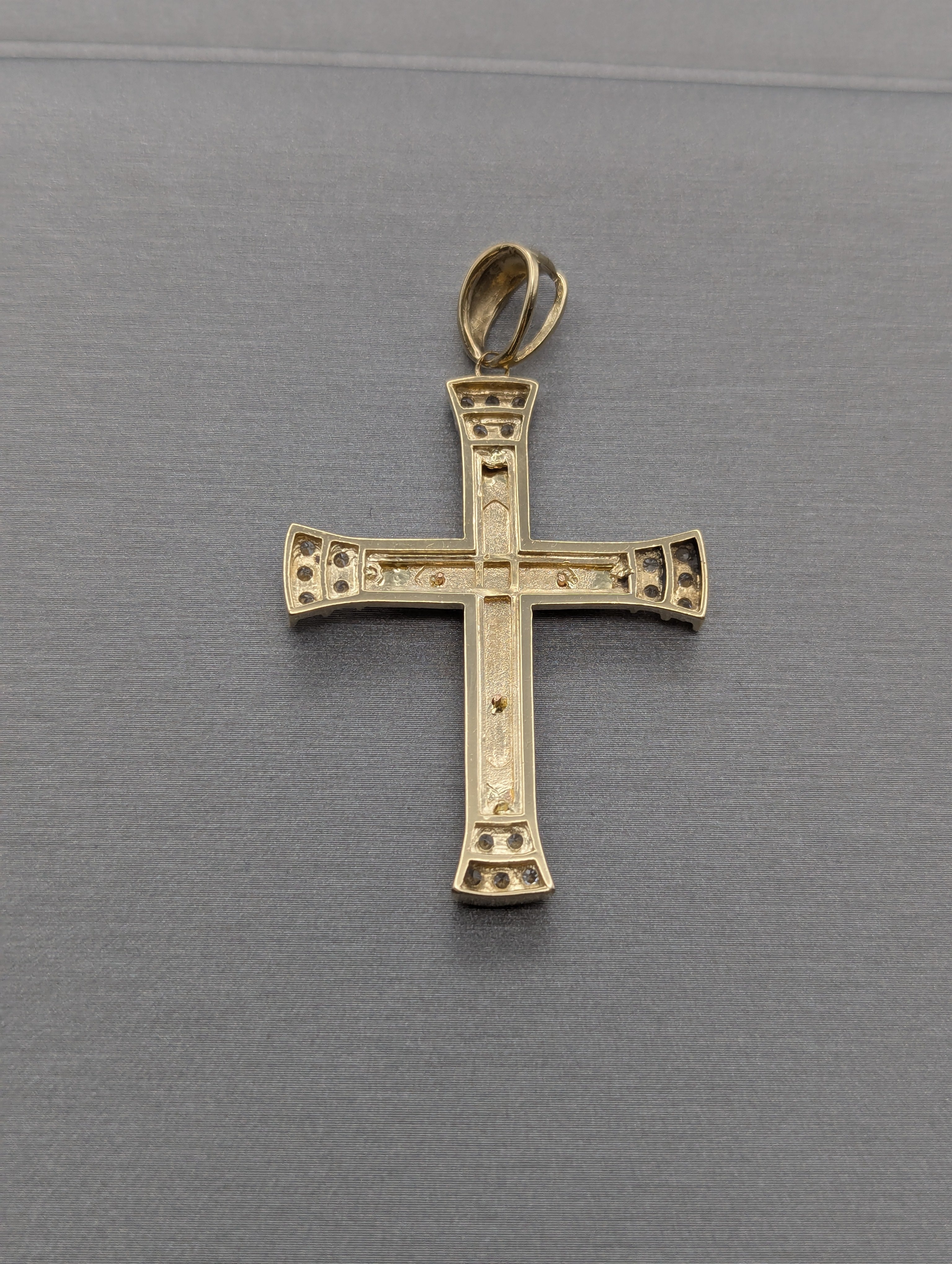 Colgante Crucifijo Tricolor de Circonitas Cúbicas de 14K