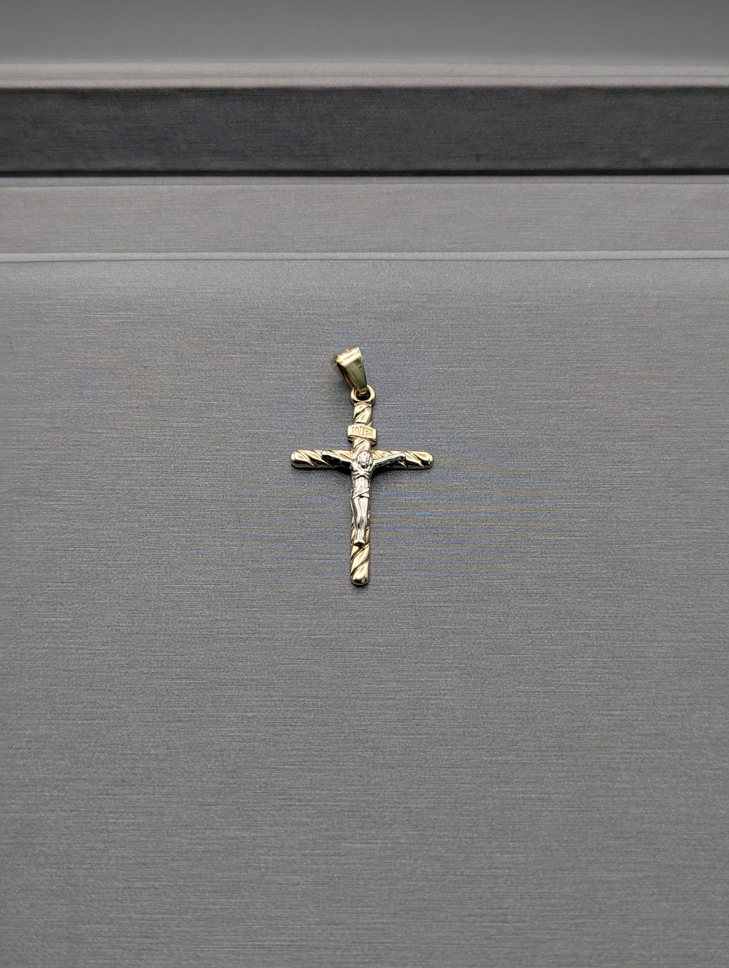 Colgante de Crucifijo de Oro Amarillo/Blanco de 14K