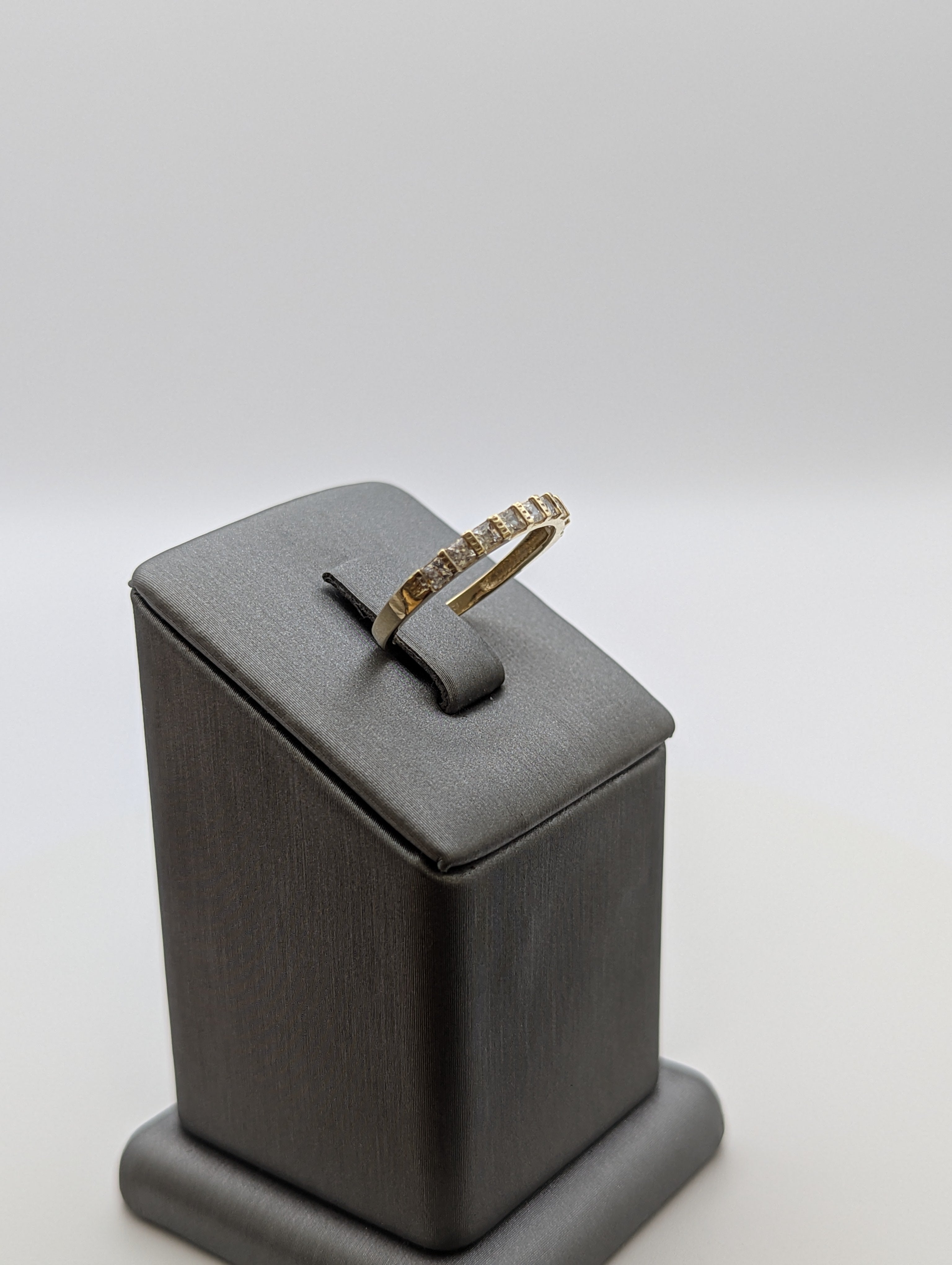 Anillo de boda de oro amarillo de 14K con circonitas cúbicas