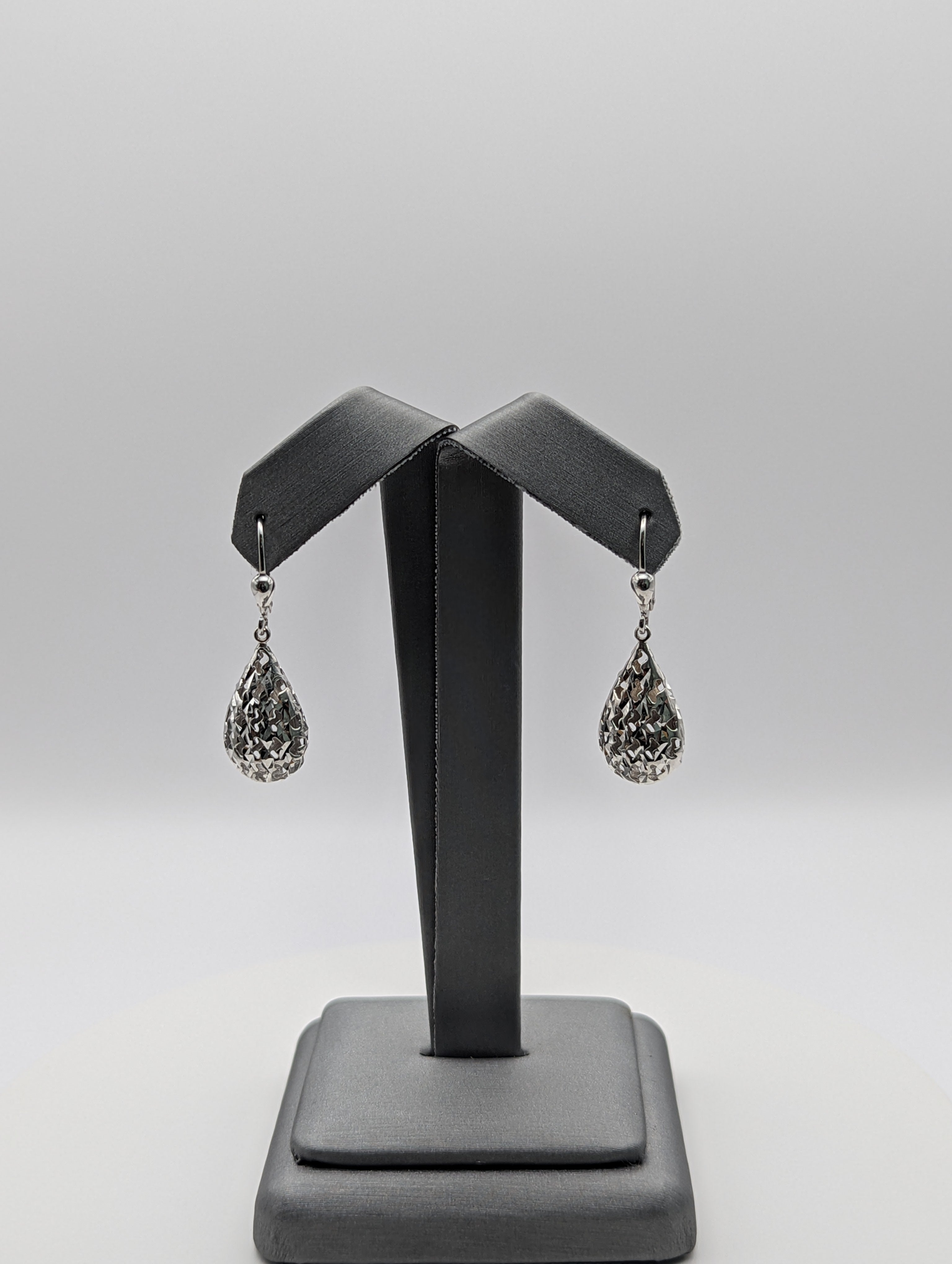 Pendientes de lágrima de oro blanco de 14K con corte de diamante