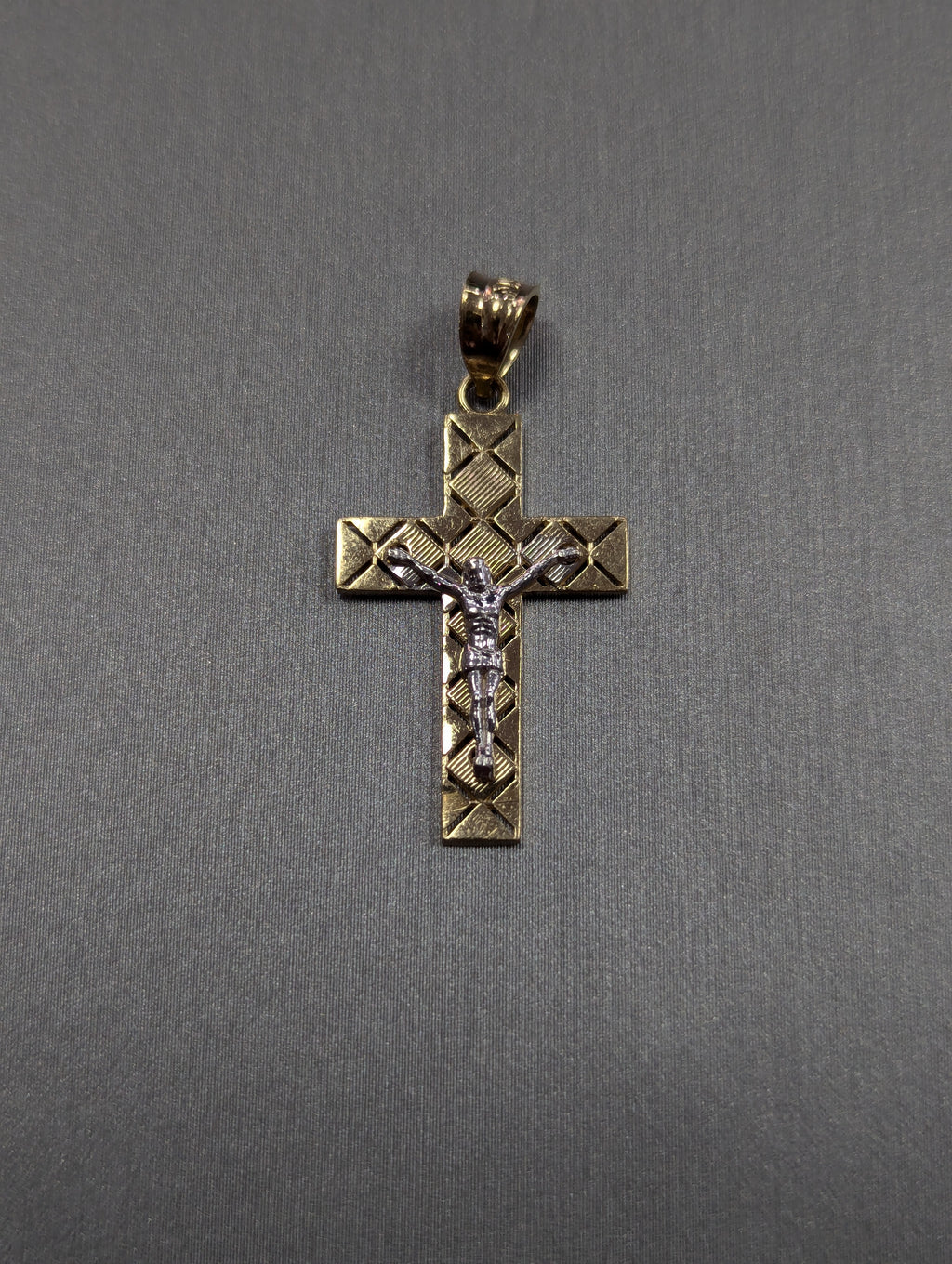 Colgante crucifijo bicolor de oro de 14 quilates